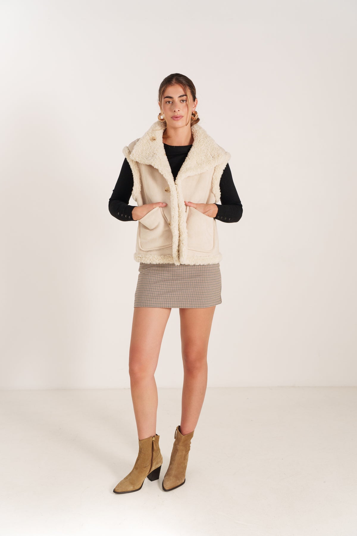 Gilet sans manches beige effet peau lainée pour femme avec col fourré et poches – Escandelle- devant 
#couleur_beige 
