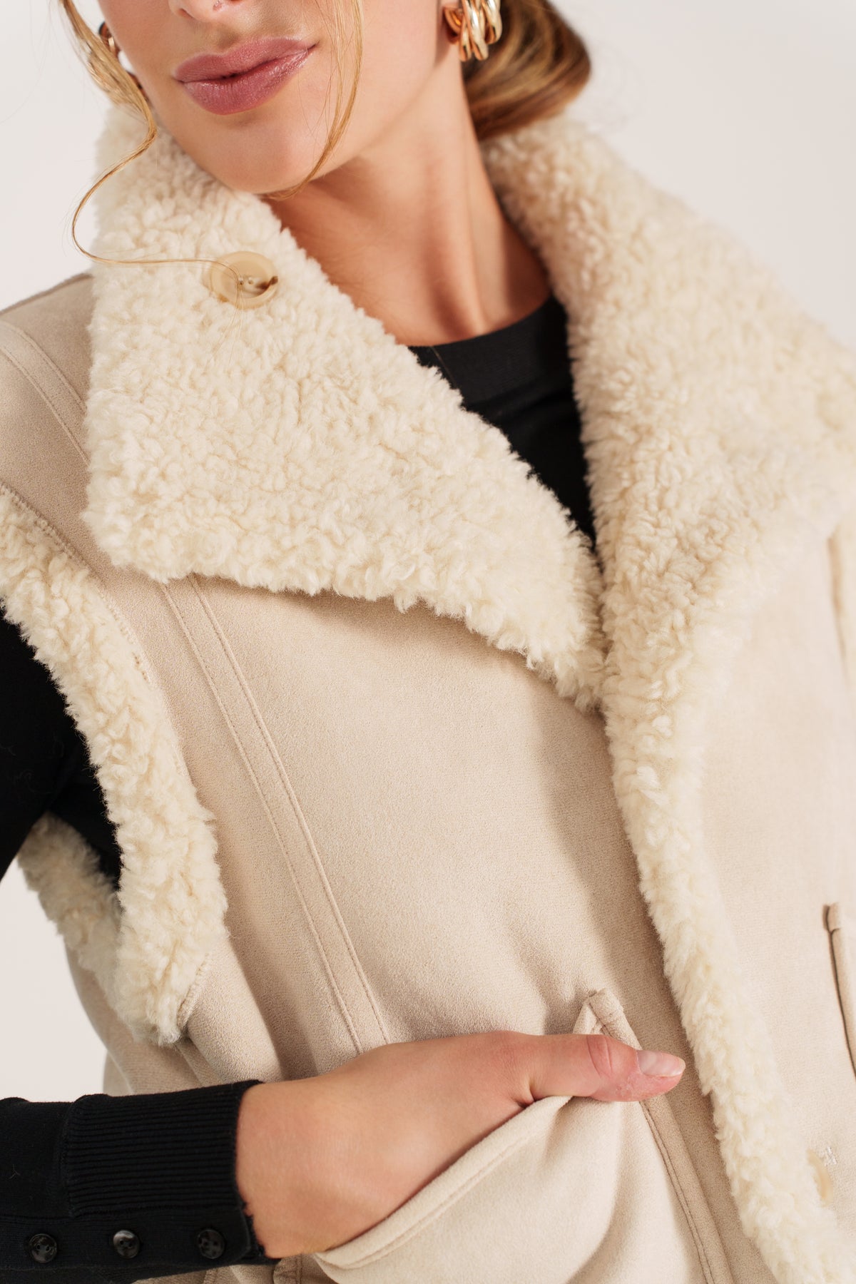 Gilet sans manches beige effet peau lainée pour femme avec col fourré et poches – Escandelle- devant zoom
#couleur_beige 