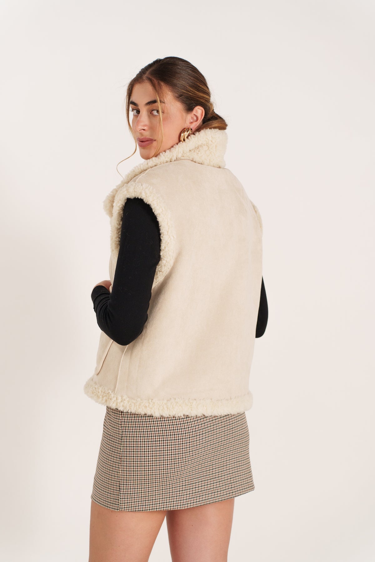 Gilet sans manches beige effet peau lainée pour femme avec col fourré et poches – Escandelle- dos
#couleur_beige 
