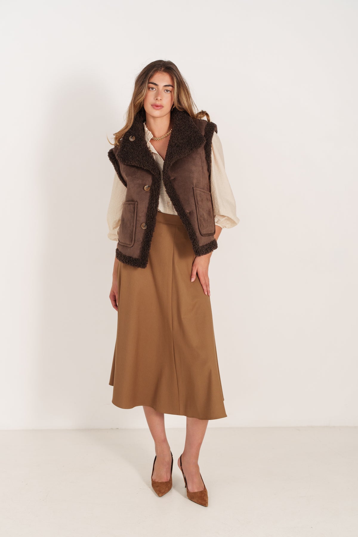 Gilet sans manches choco effet peau lainée pour femme avec col fourré et poches – Escandelle- devant 
#couleur_choco