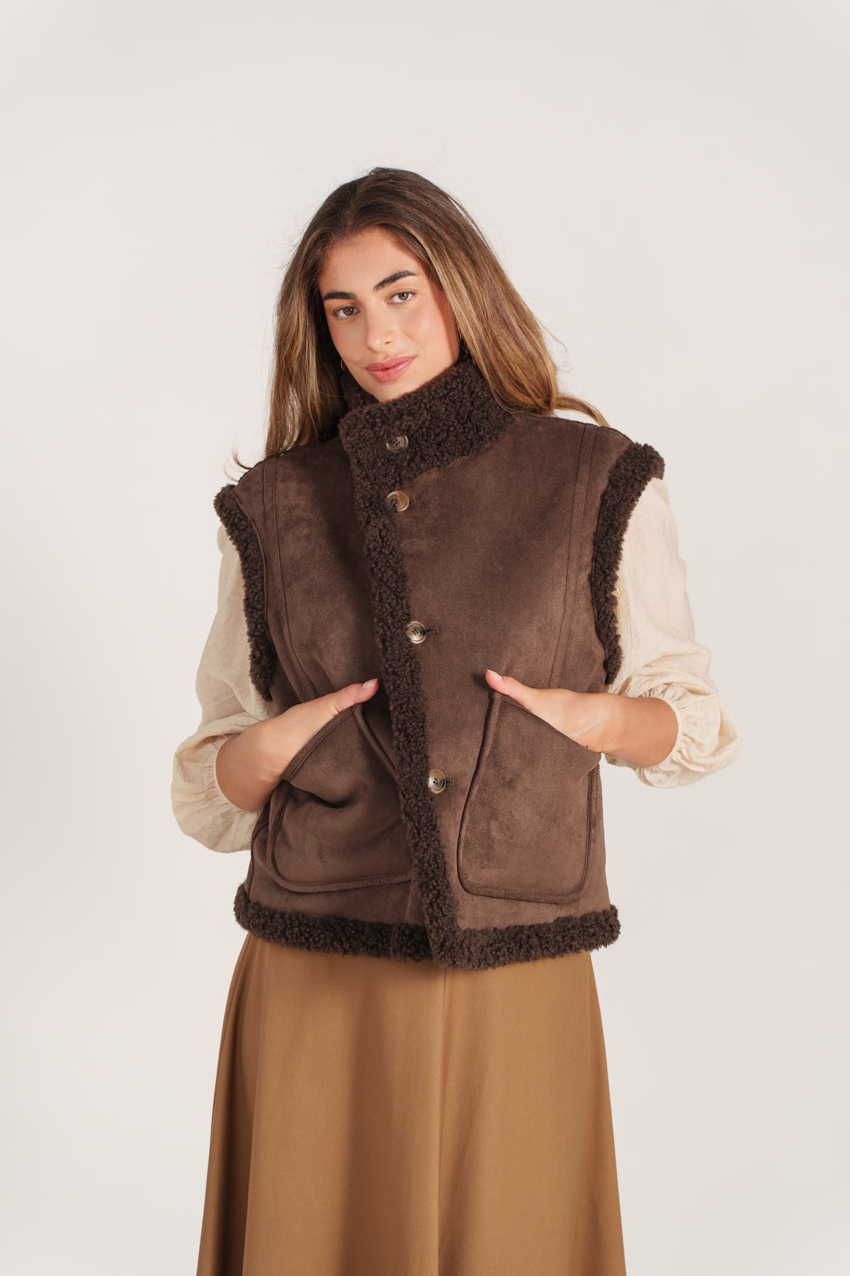 Gilet sans manches choco effet peau lainée pour femme avec col fourré et poches – Escandelle- devant zoom
#couleur_choco