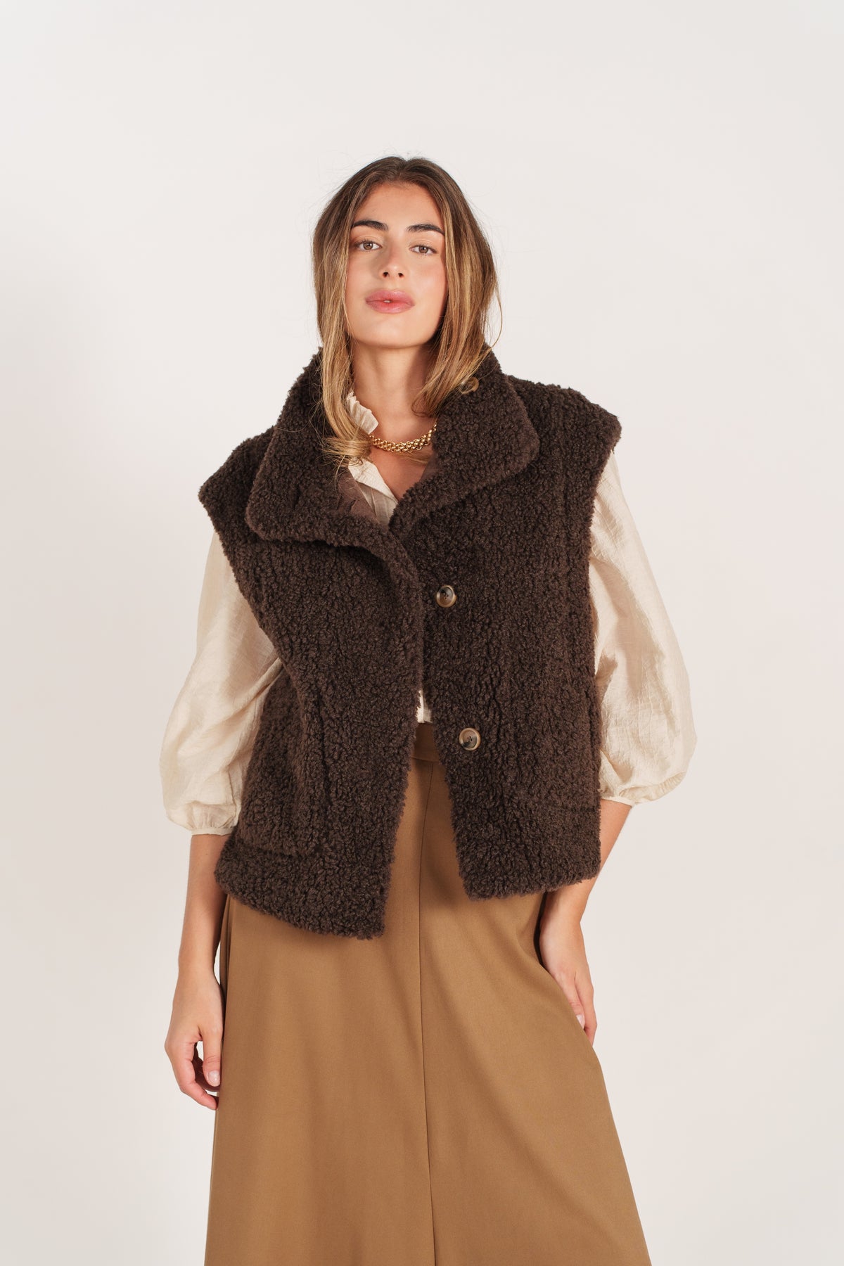 Gilet sans manches choco effet peau lainée pour femme avec col fourré et poches – Escandelle- devant 
#couleur_choco