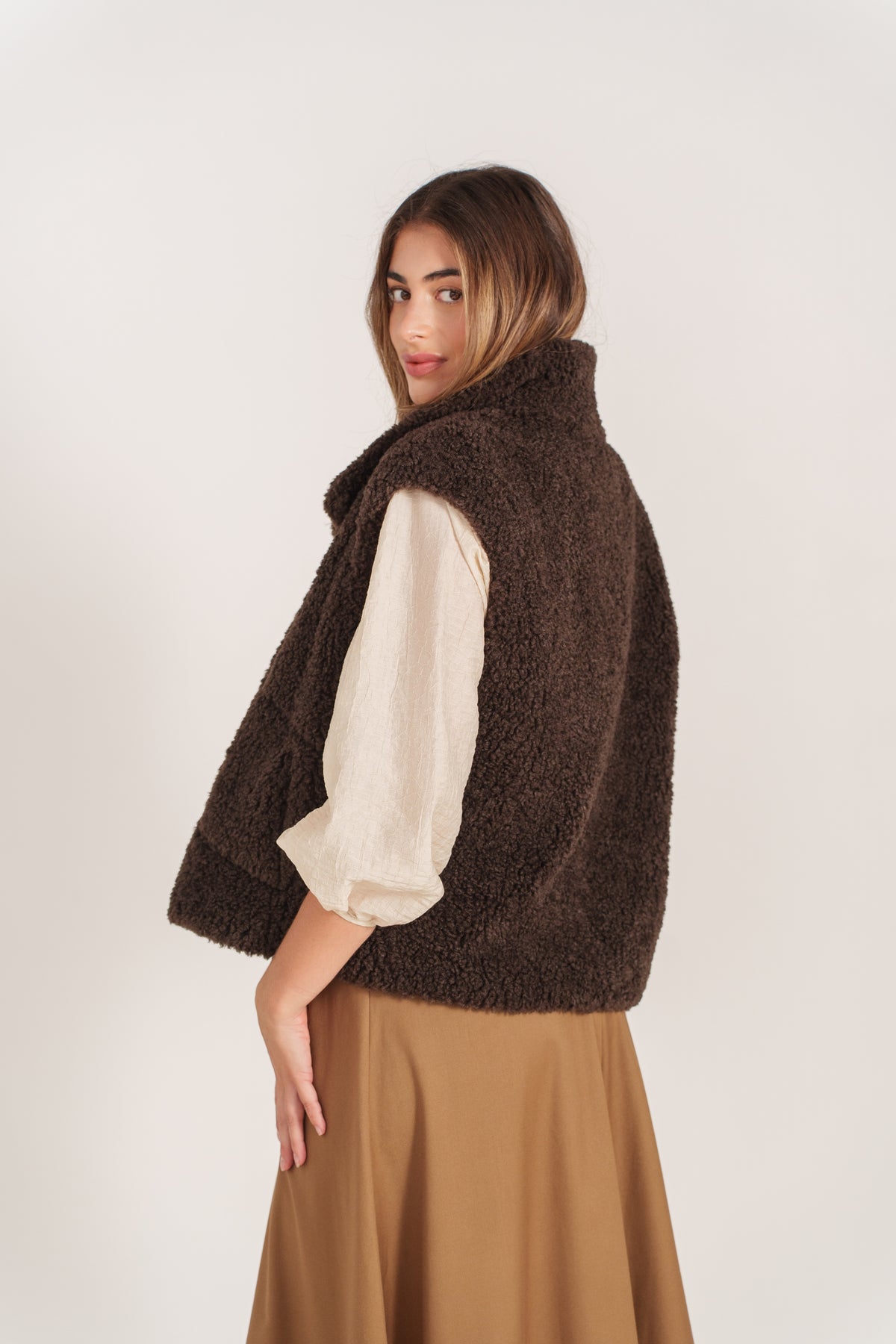 Gilet sans manches choco effet peau lainée pour femme avec col fourré et poches réversible– Escandelle- dos
#couleur_choco
