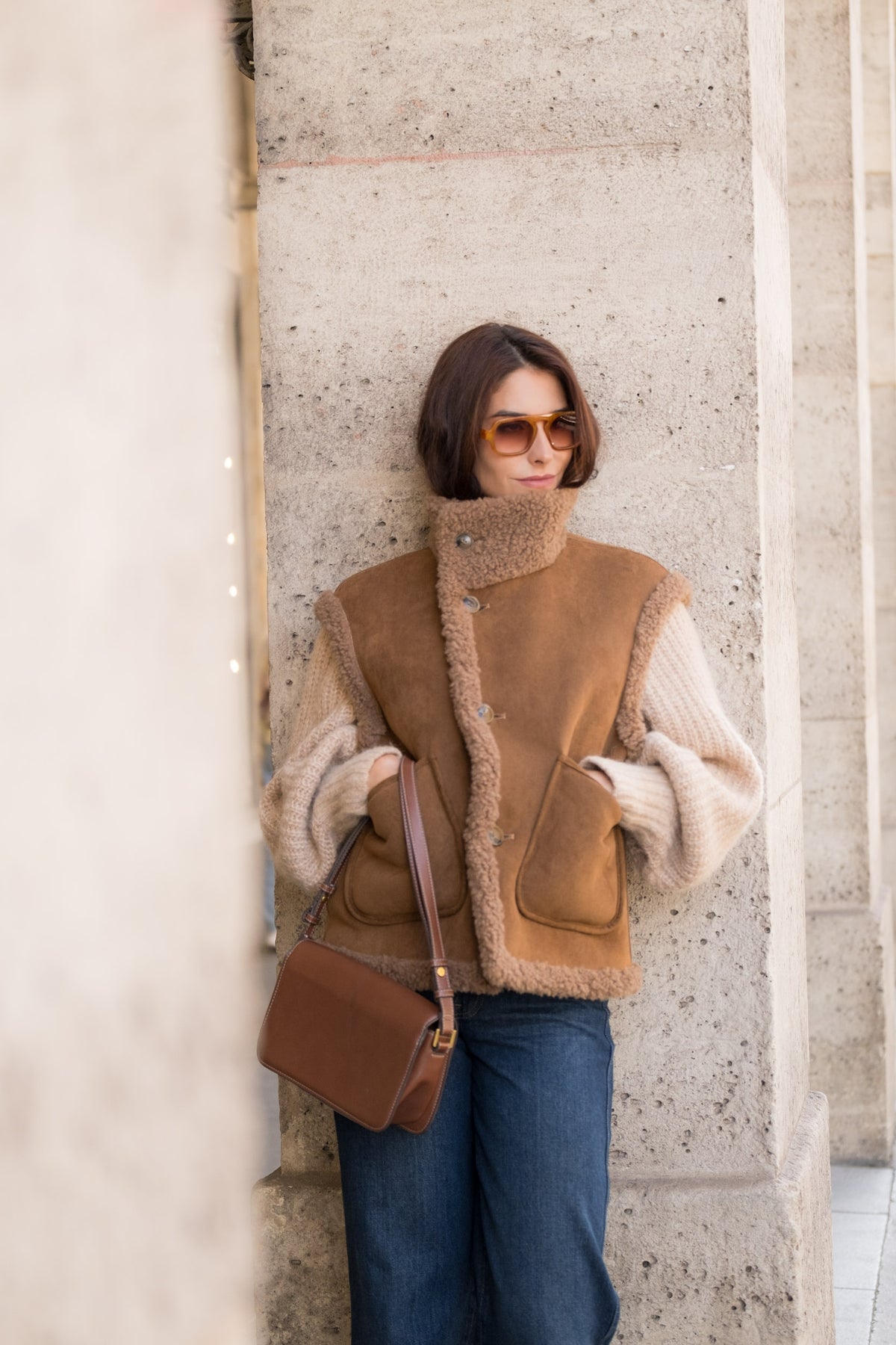 Gilet sans manches camel effet peau lainée pour femme avec col fourré et poches – Escandelle- devant 
#couleur_camel 