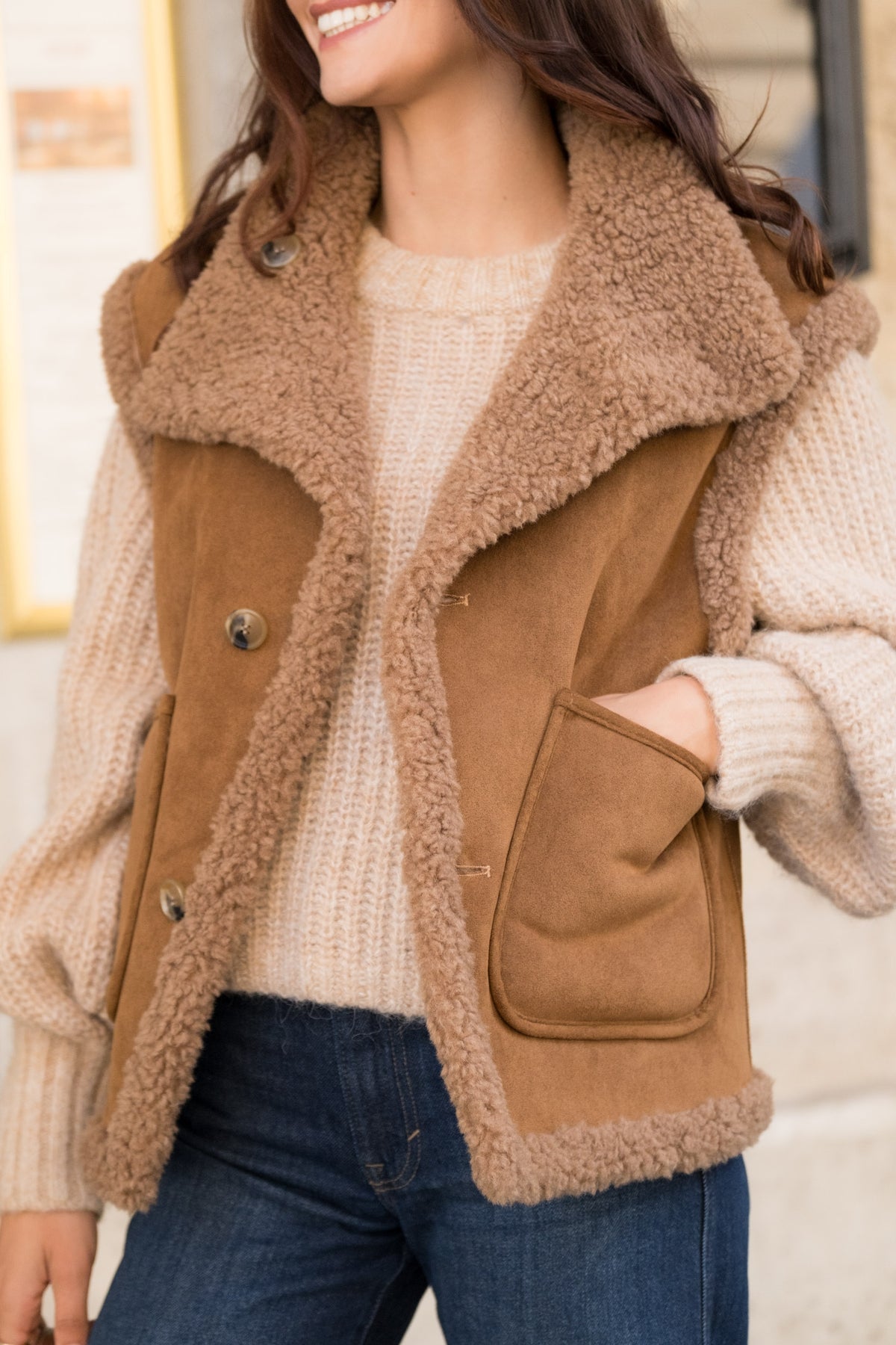 Gilet sans manches camel effet peau lainée pour femme avec col fourré et poches – Escandelle- zoom devant
#couleur_camel