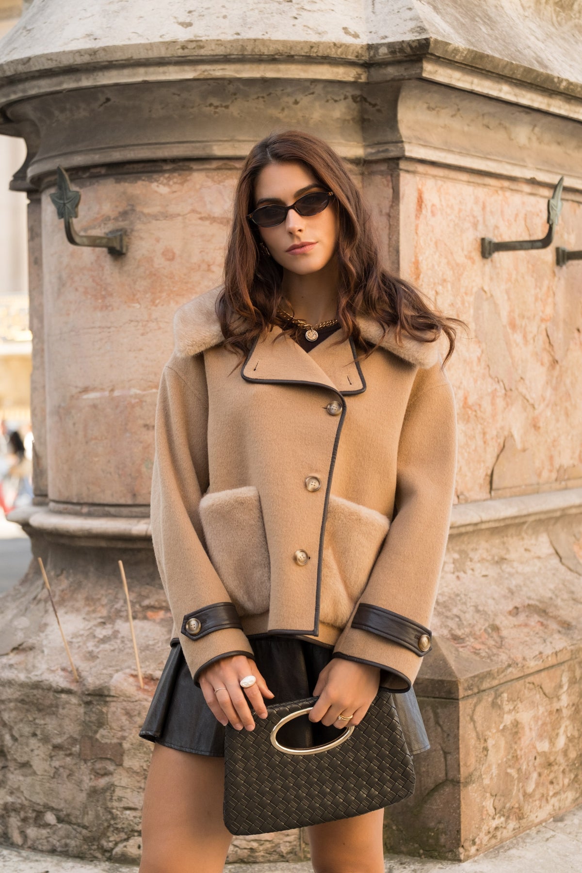 Manteau laine femme - col et poches fourrure non animale premium - finitions biais et pattes de poignet en similicuir - devant - Camel
#couleur_camel