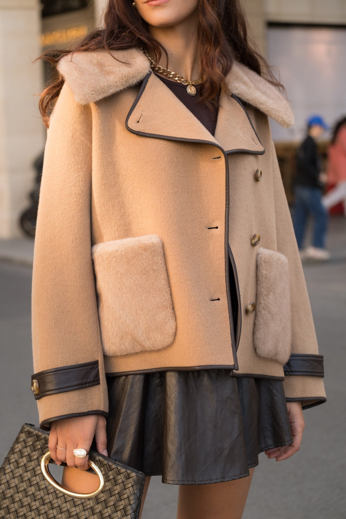 Manteau laine femme - col et poches fourrure non animale premium - finitions biais et pattes de poignet en similicuir - Zoom devant - Camel
#couleur_camel