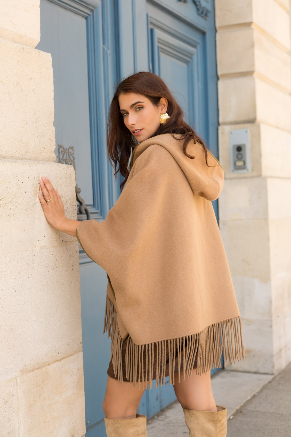 Cape en laine camel pour femme à capuche avec franges et fermeture zippée – Escandelle - Dos
#couleur_camel