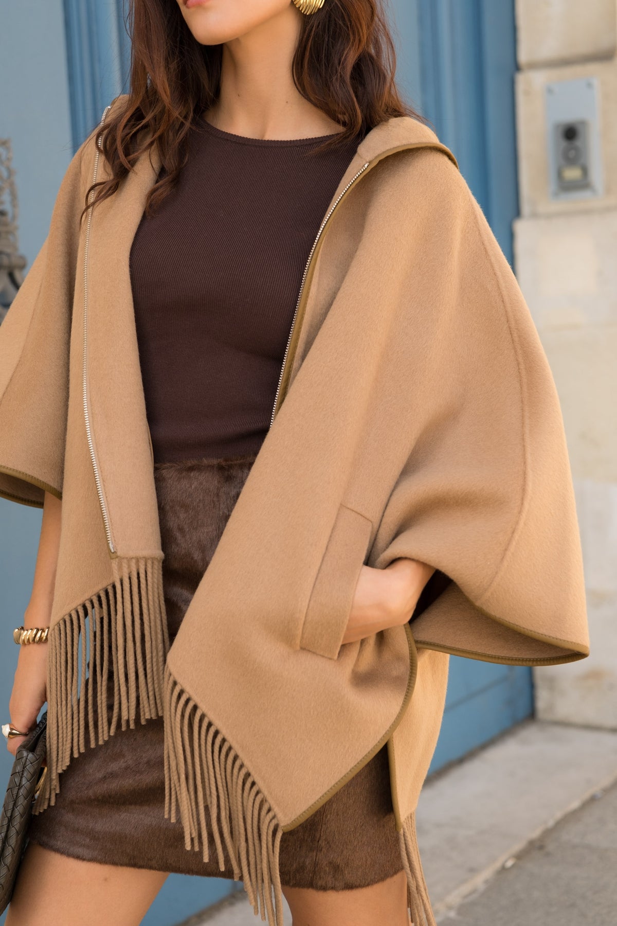 Cape en laine camel pour femme à capuche avec franges et fermeture zippée – Escandelle - Gros plan
#couleur_camel