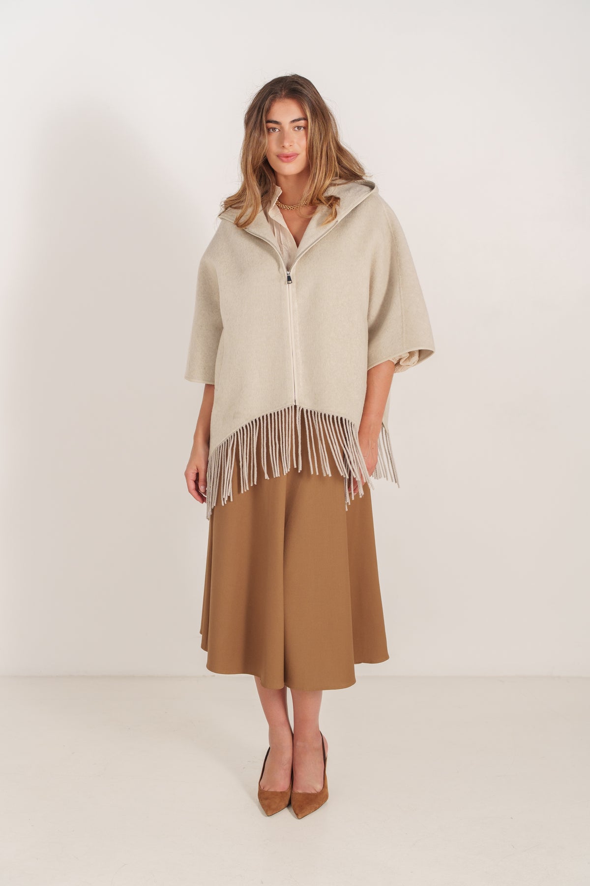 Cape en laine camel pour femme à capuche avec franges et fermeture zippée – Escandelle - devant
#couleur_beige
