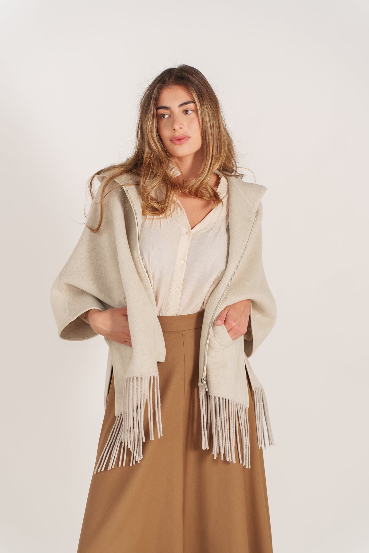 Cape en laine camel pour femme à capuche avec franges et fermeture zippée – Escandelle - face de devant
#couleur_beige
