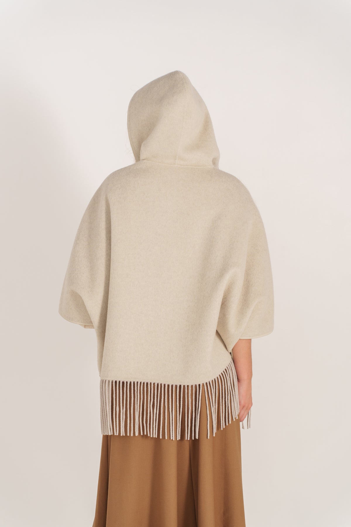 Cape en laine camel pour femme à capuche avec franges et fermeture zippée – Escandelle - Dos
#couleur_beige