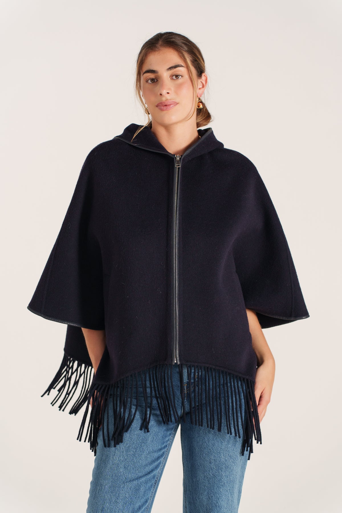 Cape en laine camel pour femme à capuche avec franges et fermeture zippée – Escandelle - devant
#couleur_marine
