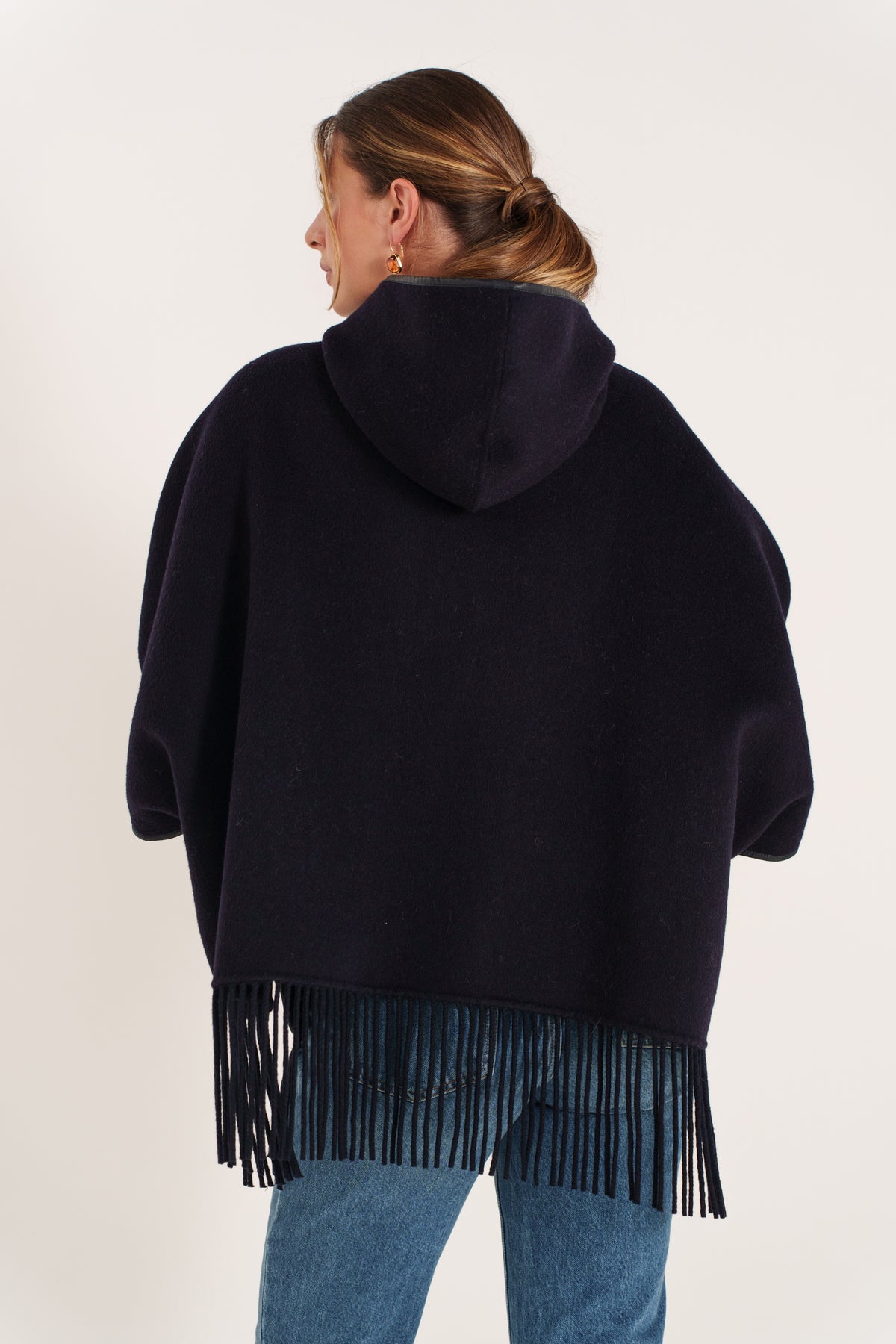 Cape en laine camel pour femme à capuche avec franges et fermeture zippée – Escandelle - Dos
#couleur_marine