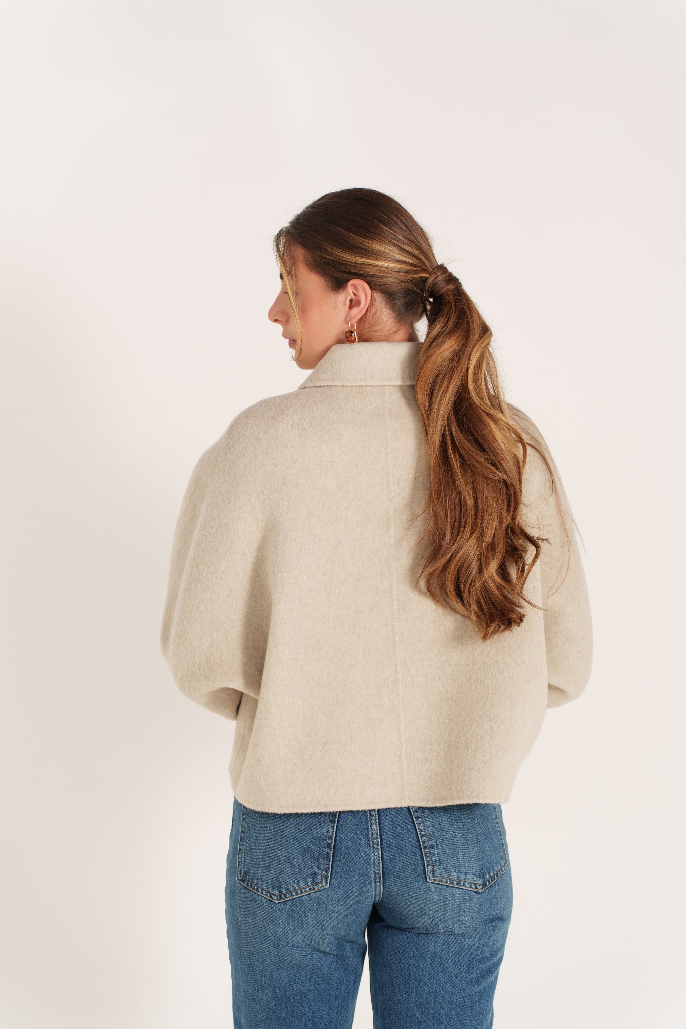 CECILE veste courte laine bomber zippé beige femme - Escandelle Paris (dos)
#couleur_beige