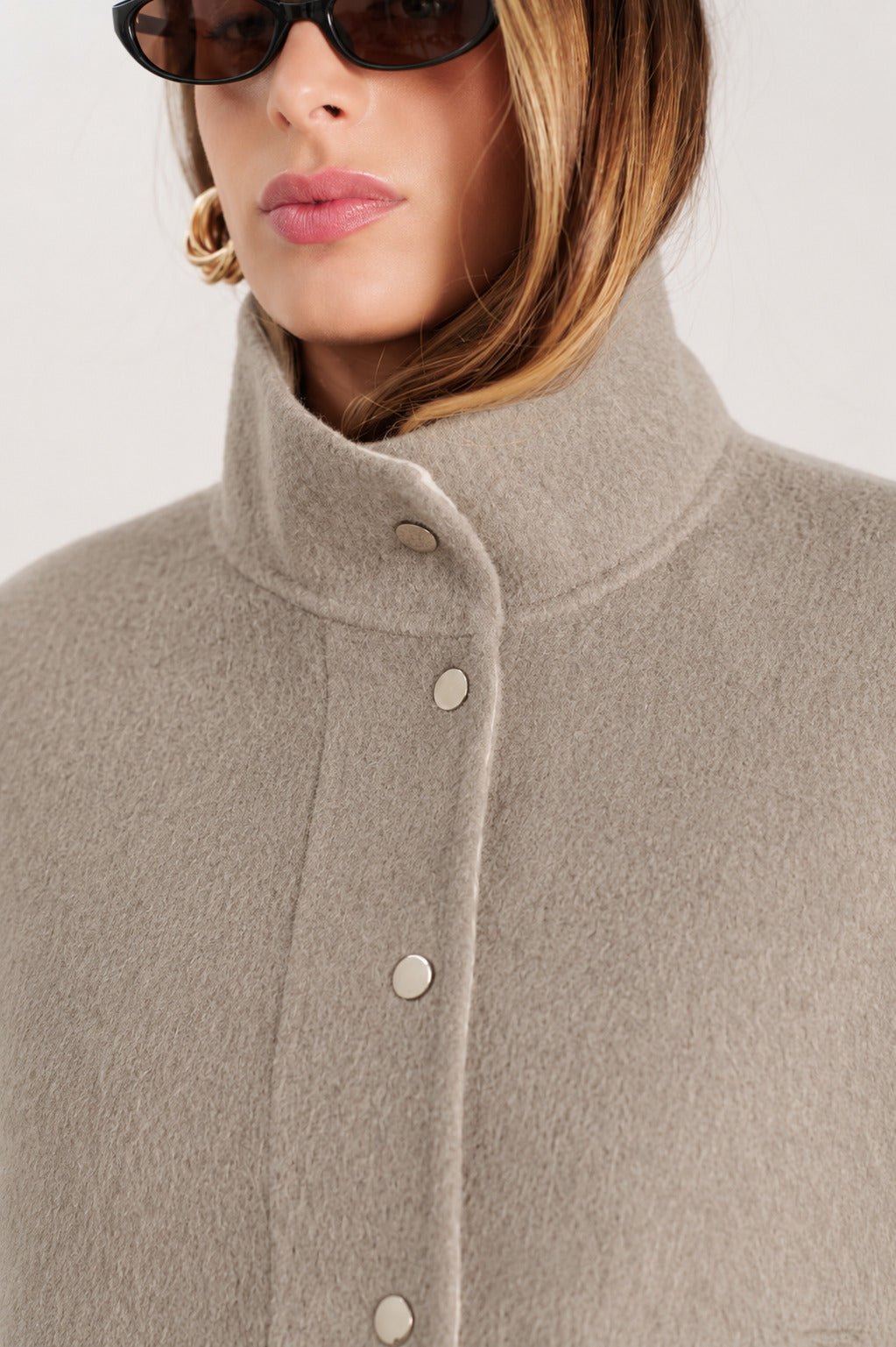 Veste en laine - pression - courte - bicolore - majorité laine - beige - gros plan
#couleur_beige