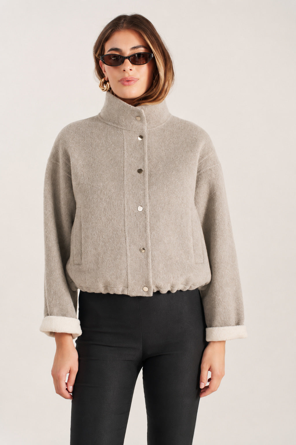 FABIENNE blouson court laine col français boutons pression beige femme - Escandelle Paris (profil gauche)
#couleur_beige