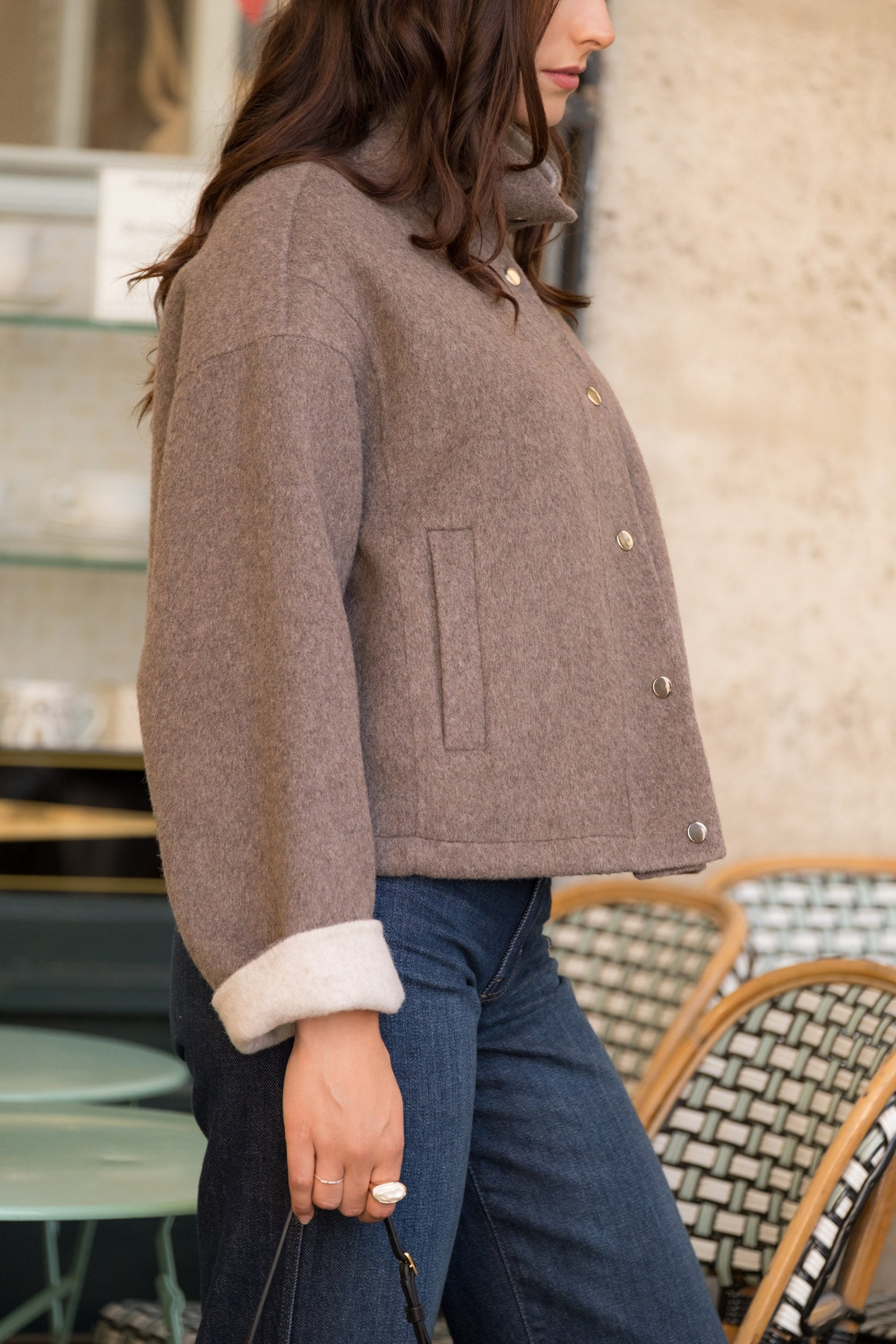 FABIENNE blouson court laine col français boutons pression taupe femme - Escandelle Paris (profil gauche)
#couleur_taupe
