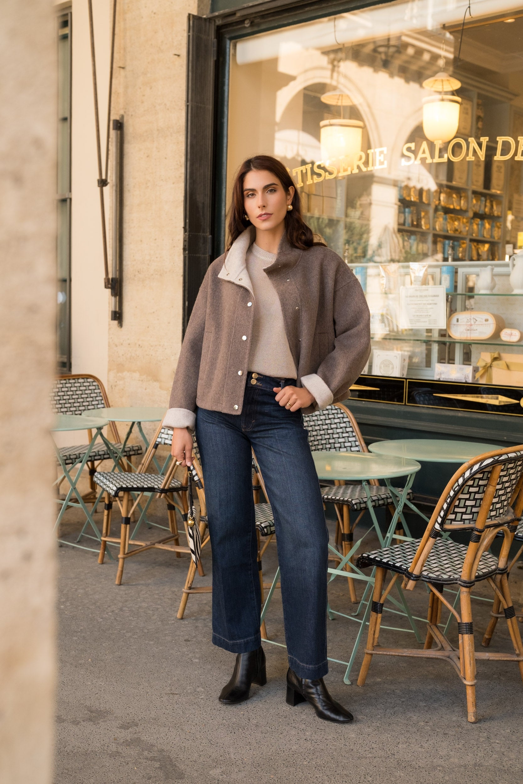 FABIENNE blouson court laine col français boutons pression taupe femme - Escandelle Paris (portrait)
#couleur_taupe