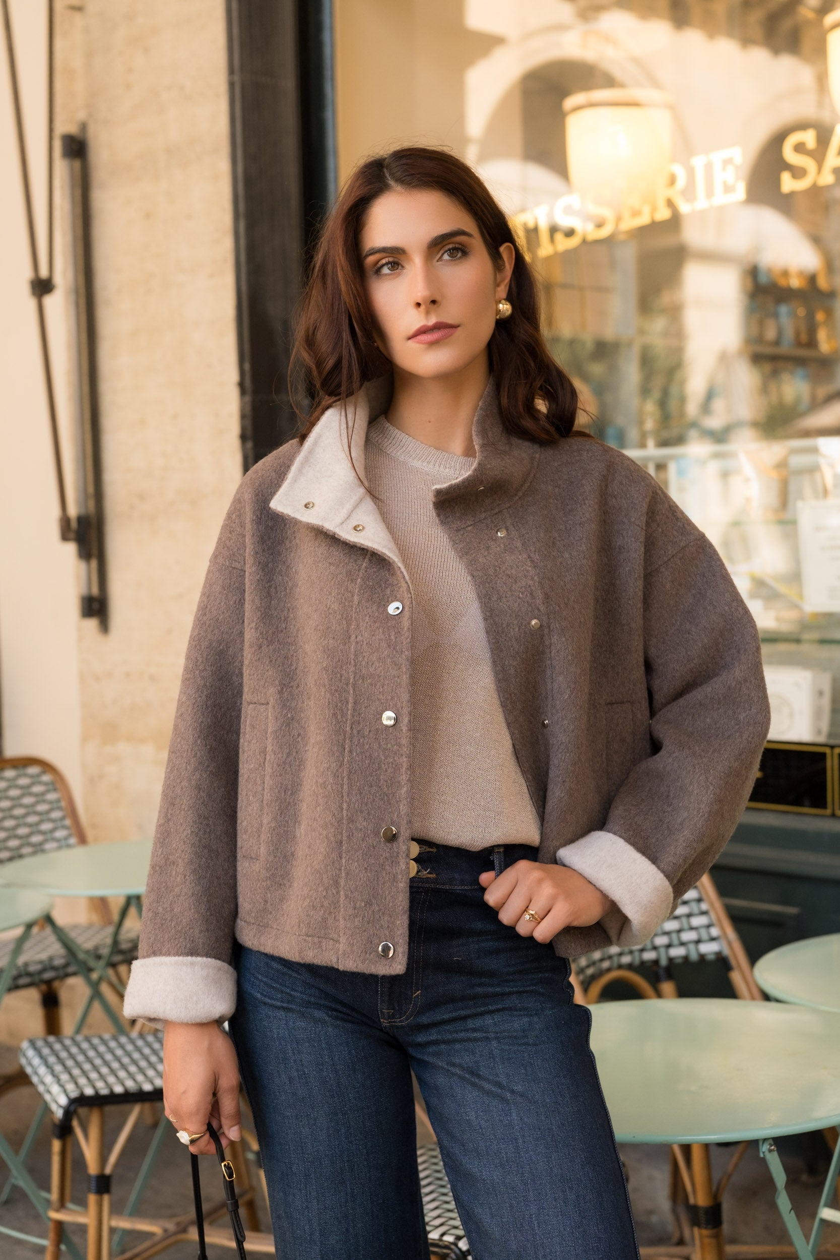 FABIENNE blouson court laine col français boutons pression taupe femme - Escandelle Paris (silhouette entière)
#couleur_taupe