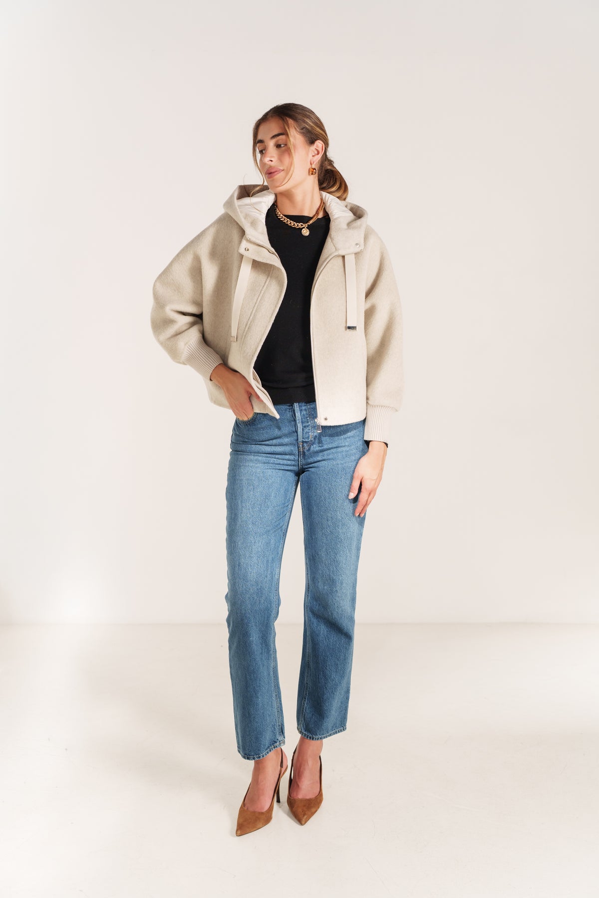 Blouson court beige pour femme à capuche avec manches en maille et fermeture zippée – Escandelle-devant
#couleur_beige