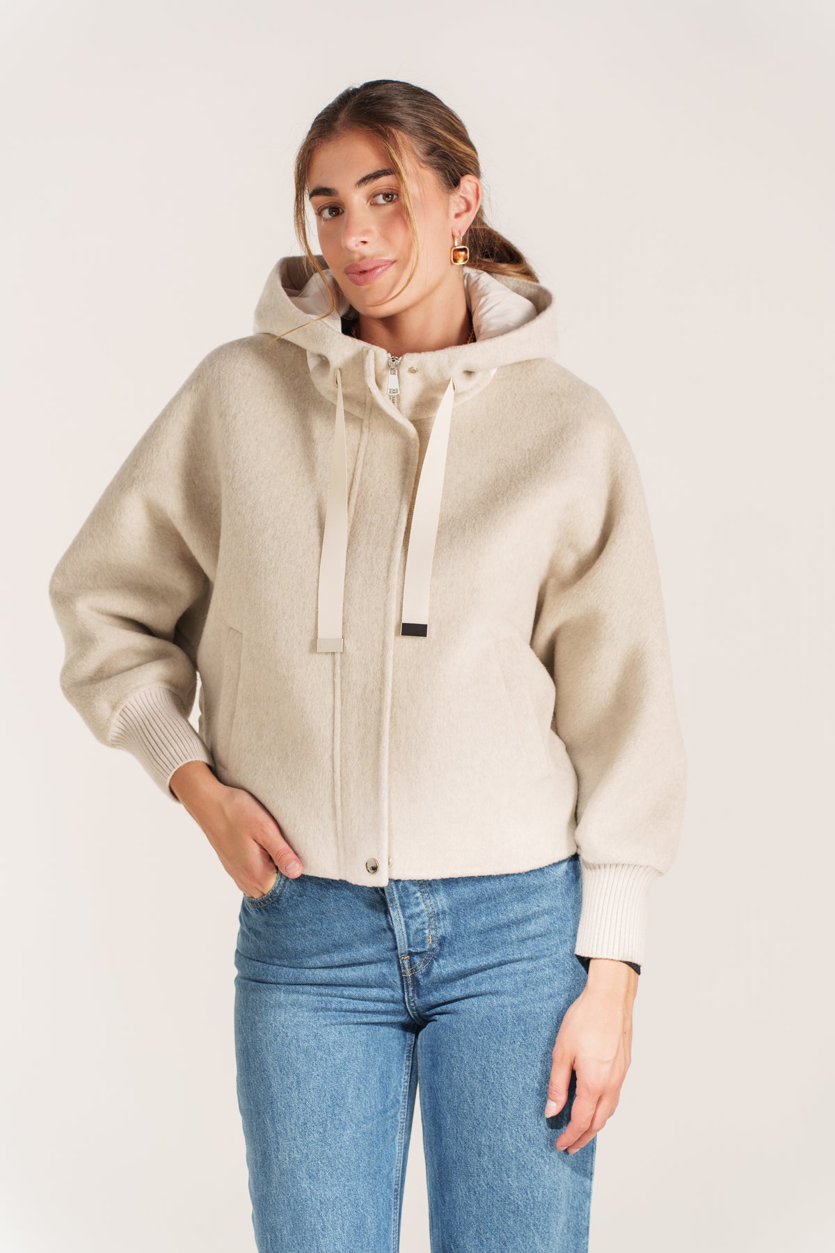 Blouson court beige pour femme à capuche avec manches en maille et fermeture zippée – Escandelle-devant zoom 
#couleur_beige