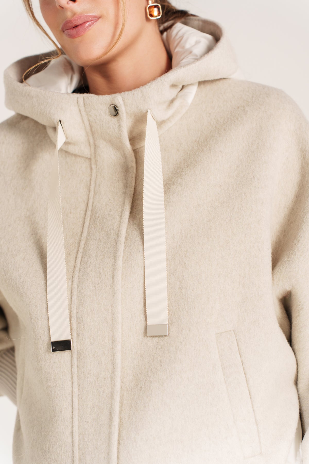 Blouson court beige pour femme à capuche avec manches en maille et fermeture zippée – Escandelle-zoom
#couleur_beige