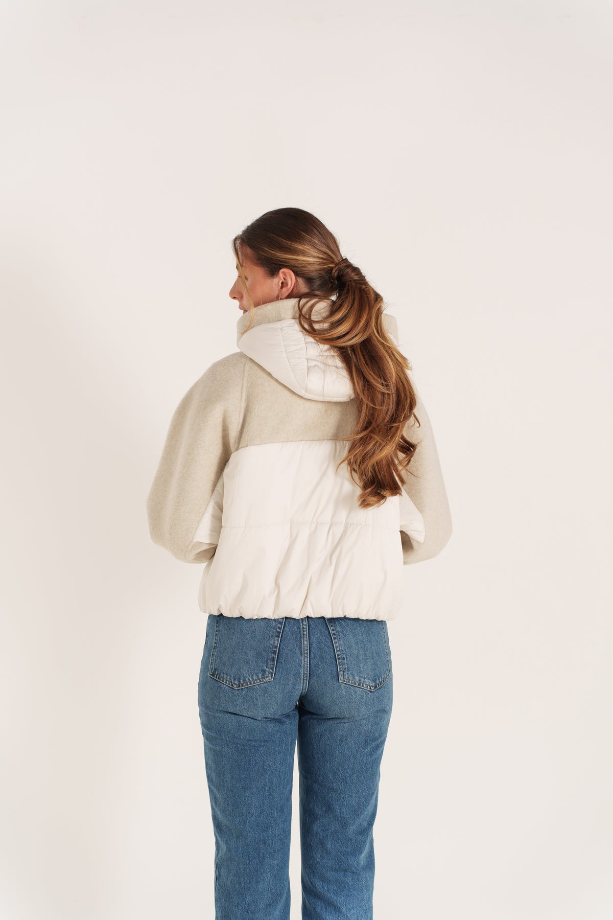 Blouson court beige pour femme à capuche avec manches en maille et fermeture zippée – Escandelle-dos
#couleur_beige