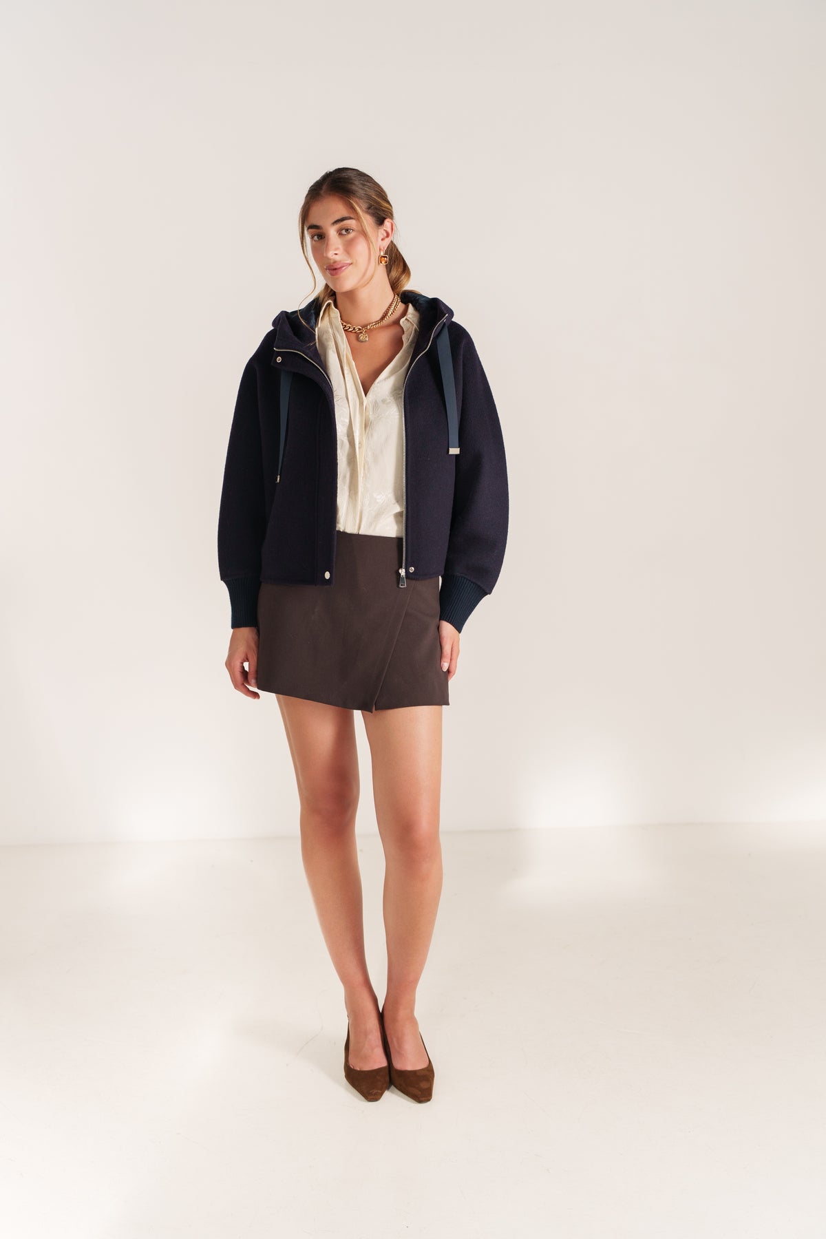 Blouson court marine pour femme à capuche avec manches en maille et fermeture zippée – Escandelle-devant
#couleur_marine
