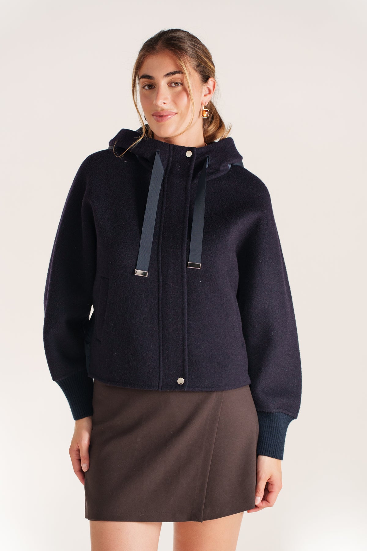 Blouson court marine pour femme à capuche avec manches en maille et fermeture zippée – Escandelle-devant zoom
#couleur_marine