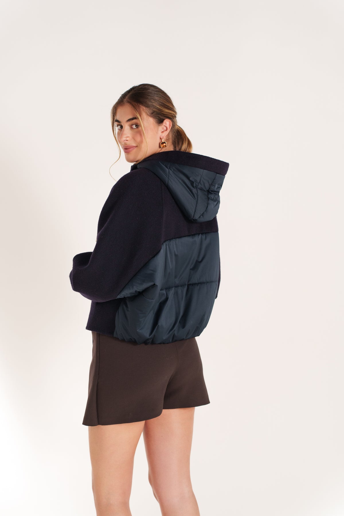 Blouson court marine pour femme à capuche avec manches en maille et fermeture zippée – Escandelle-dos
#couleur_marine