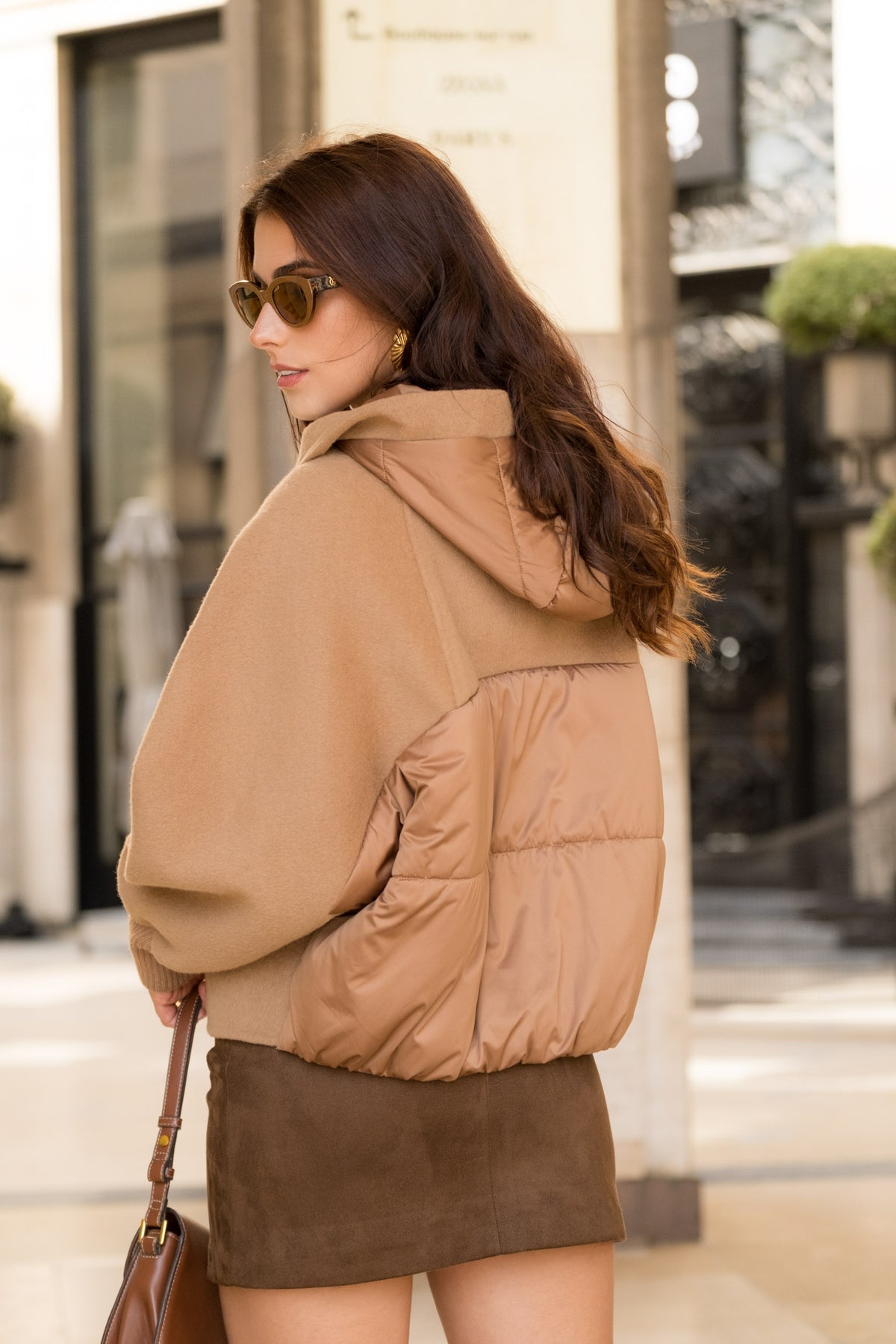 Blouson court camel pour femme à capuche avec manches en maille et fermeture zippée – Escandelle-dos
#couleur_camel