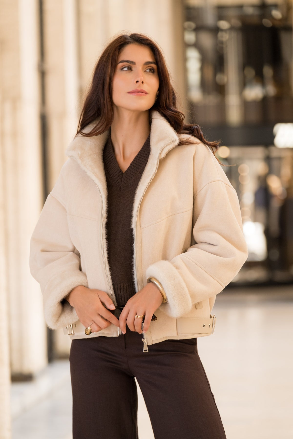 Blouson Alixane beige fourré réversible pour femme, coupe courte oversize avec col en fausse fourrure – Escandelle - Zoom devant
#couleur_beige
