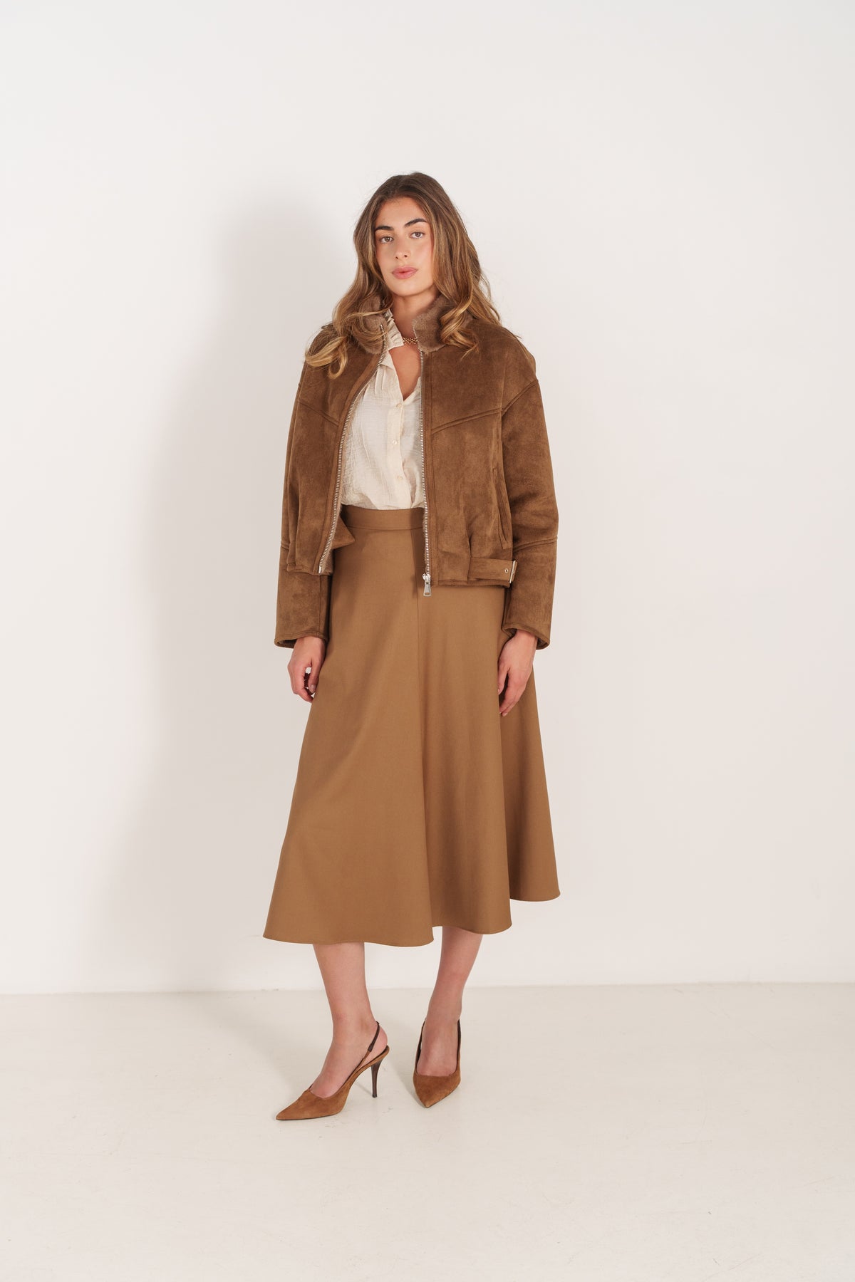 Blouson Alixane camel fourré réversible pour femme, coupe courte oversize avec col en fausse fourrure – Escandelle - Devant
#couleur_camel