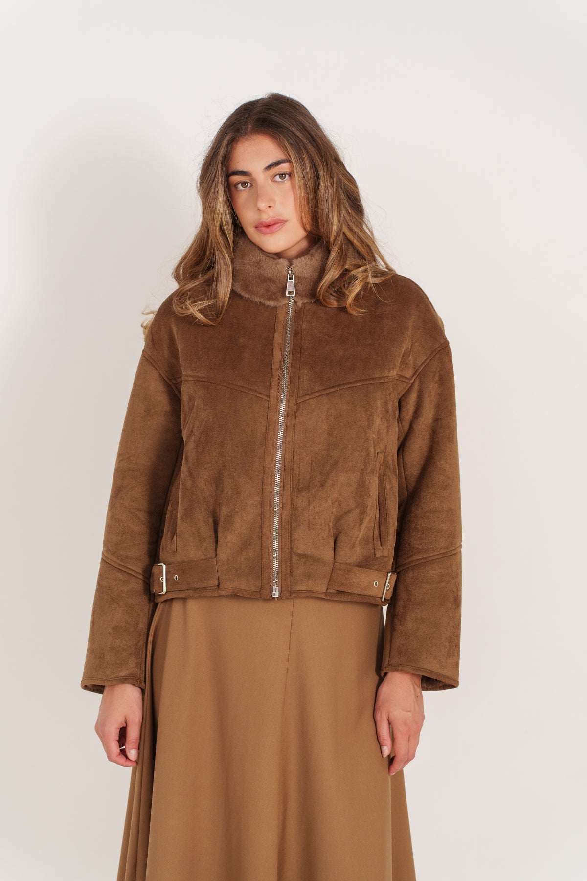 Blouson Alixane camel fourré réversible pour femme, coupe courte oversize avec col en fausse fourrure – Escandelle - Zoom devant
#couleur_camel