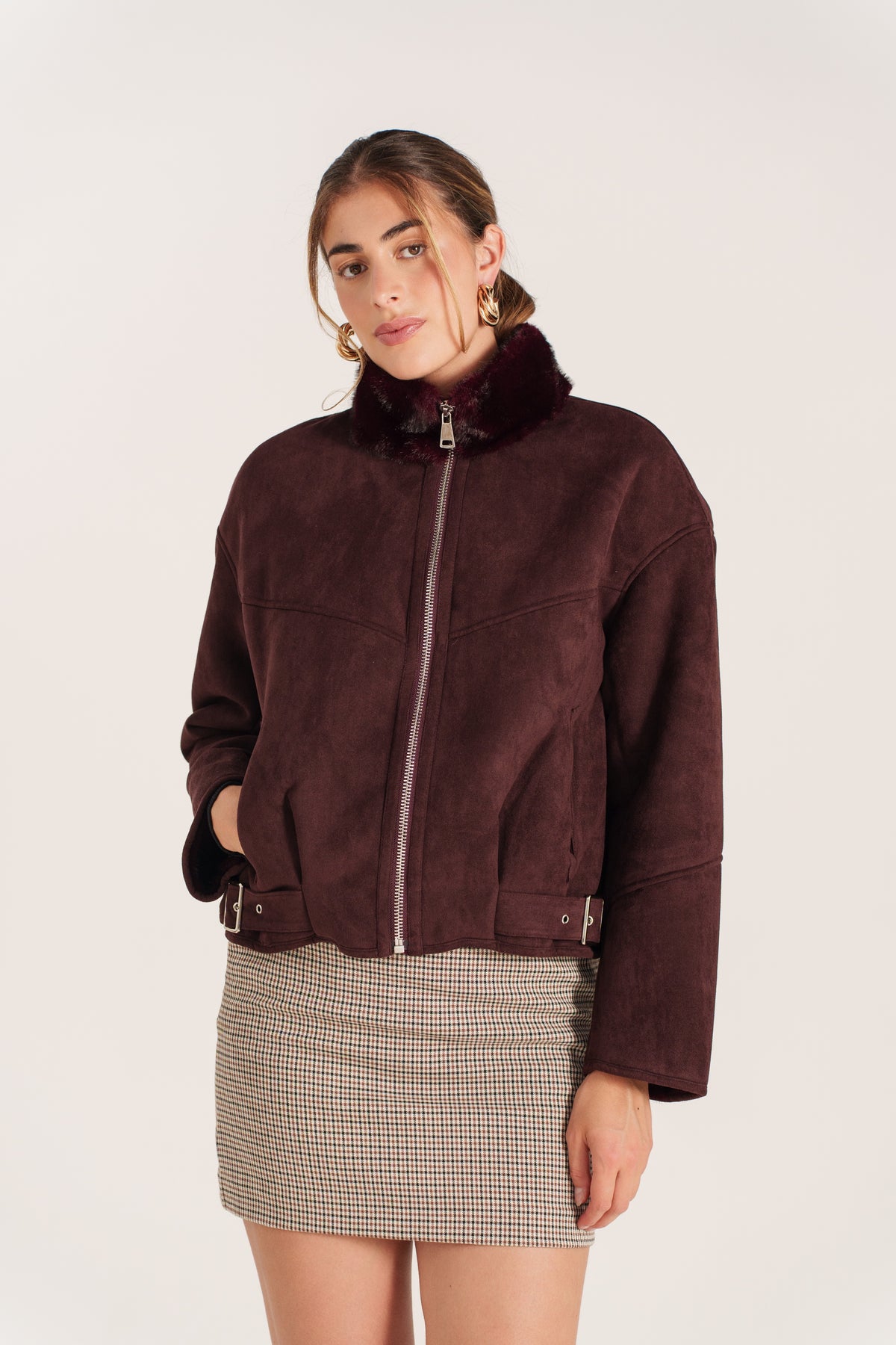 Blouson Alixane bordeaux fourré réversible pour femme, coupe courte oversize avec col en fausse fourrure – Escandelle - Zoom Devant
#couleur_bordeaux