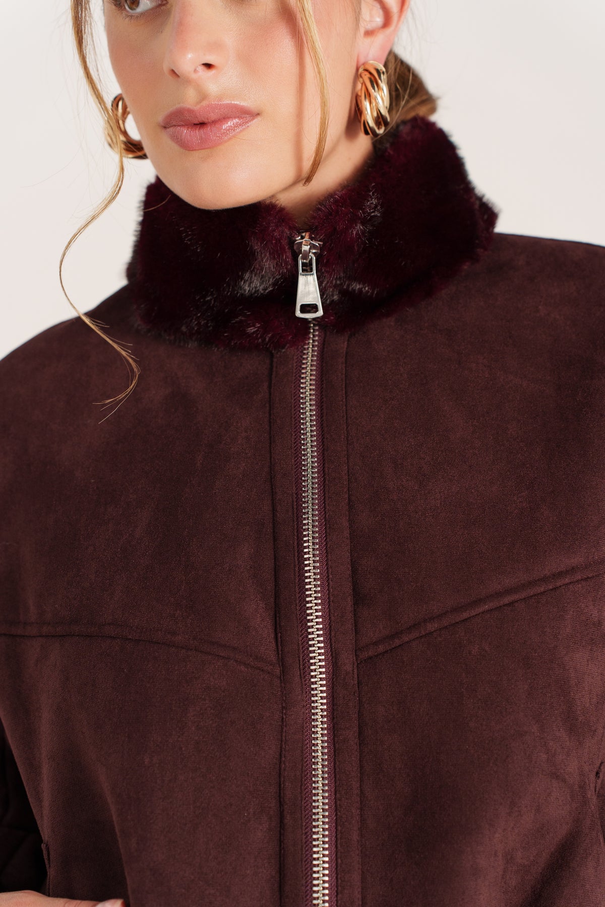 Blouson Alixane bordeaux fourré réversible pour femme, coupe courte oversize avec col en fausse fourrure – Escandelle - Gros plan
#couleur_bordeaux