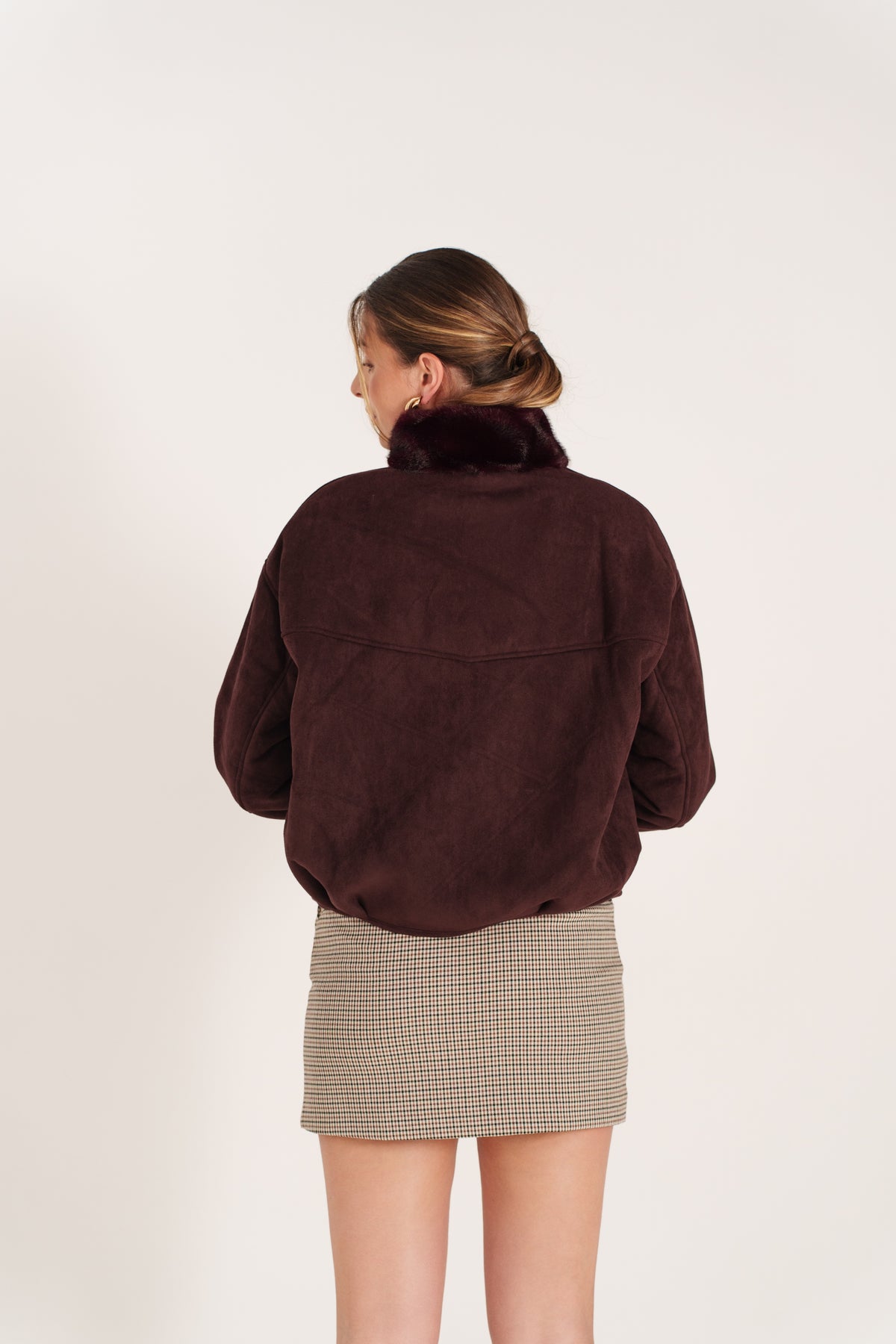 Blouson Alixane bordeaux fourré réversible pour femme, coupe courte oversize avec col en fausse fourrure – Escandelle - Dos
#couleur_bordeaux