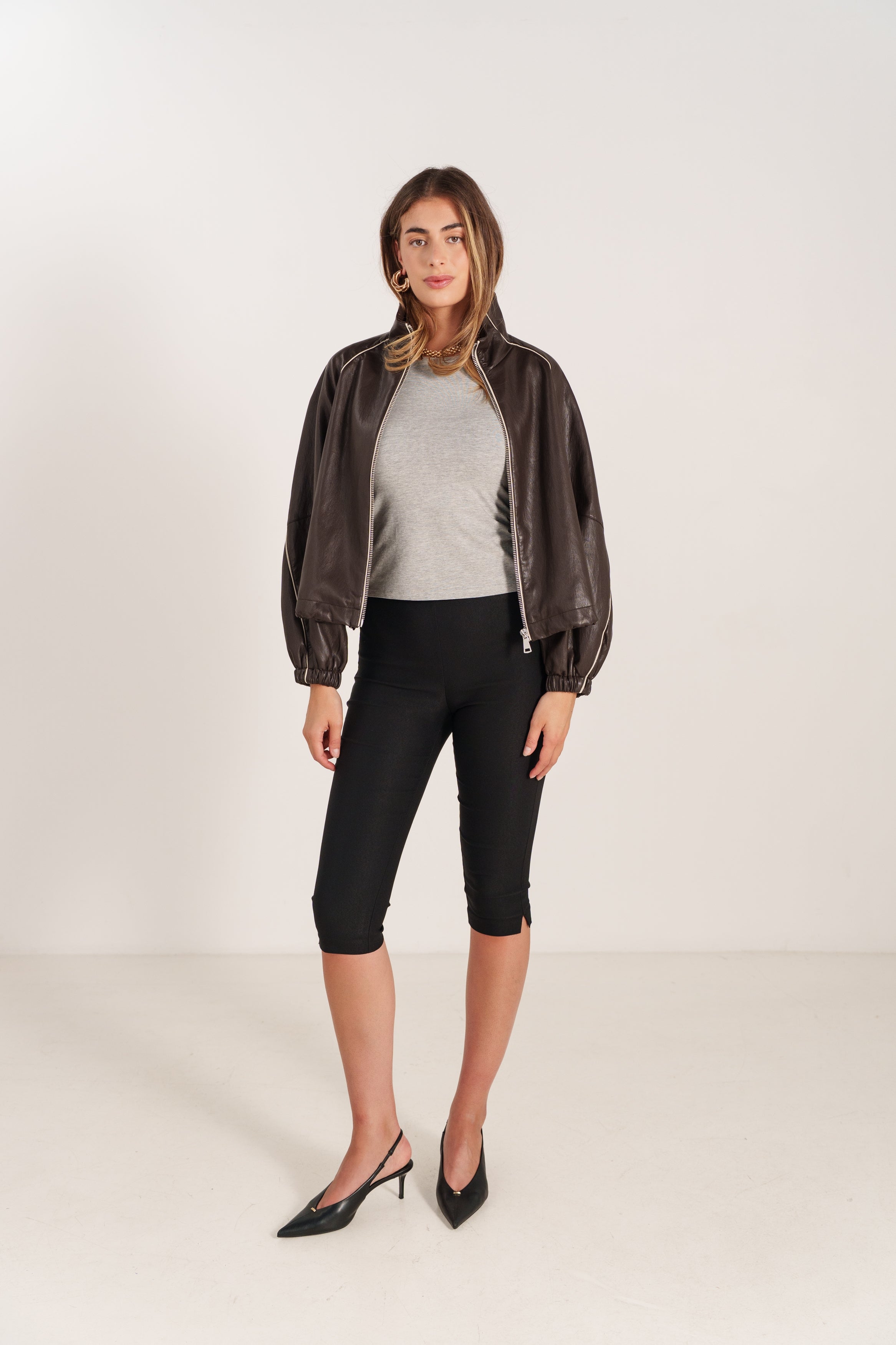 EMILIENNE blouson court similicuir col montant zippé choco femme - Escandelle Paris (portrait)
#couleur_choco