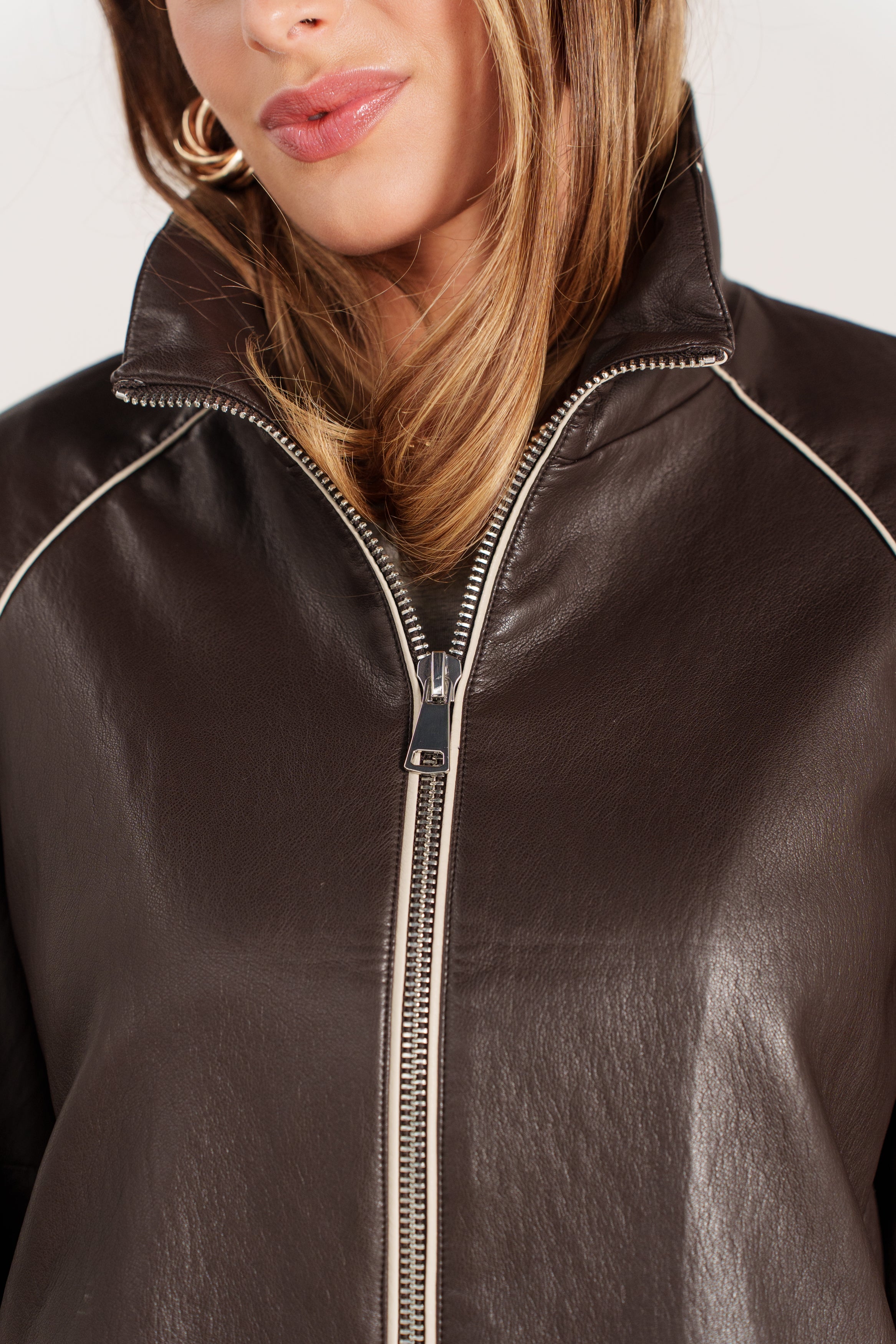 EMILIENNE blouson court similicuir col montant zippé choco femme - Escandelle Paris (gros plan détails matière)
#couleur_choco