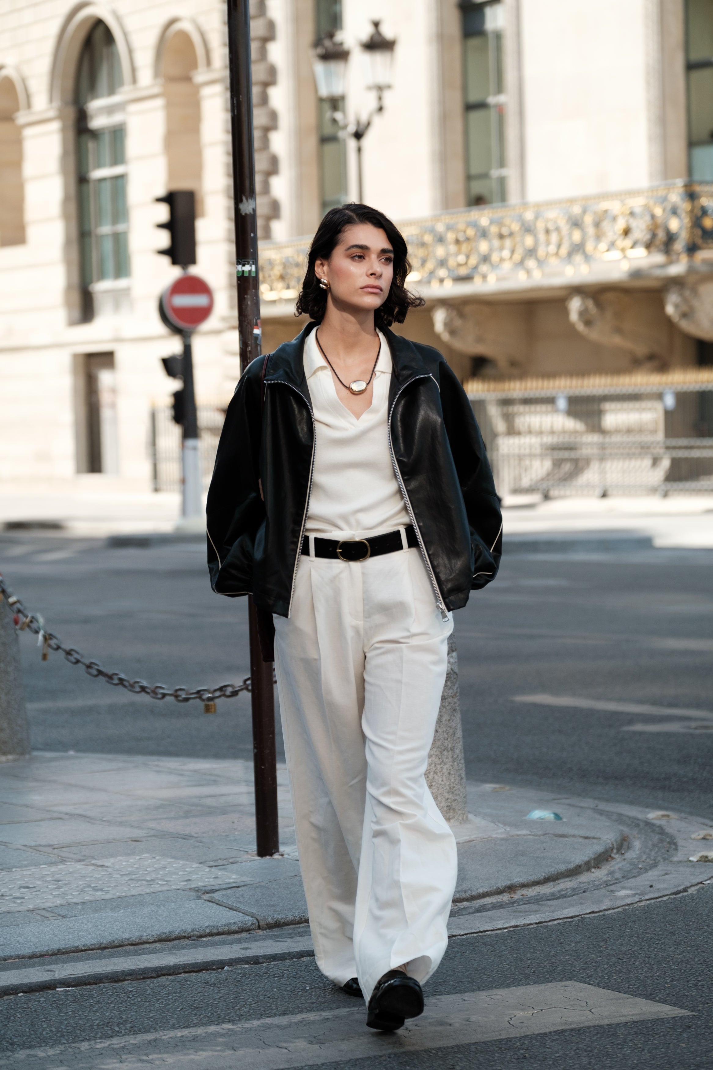 EMILIENNE blouson court similicuir col montant zippé noir femme - Escandelle Paris (portrait zip ouvert)
#couleur_noir