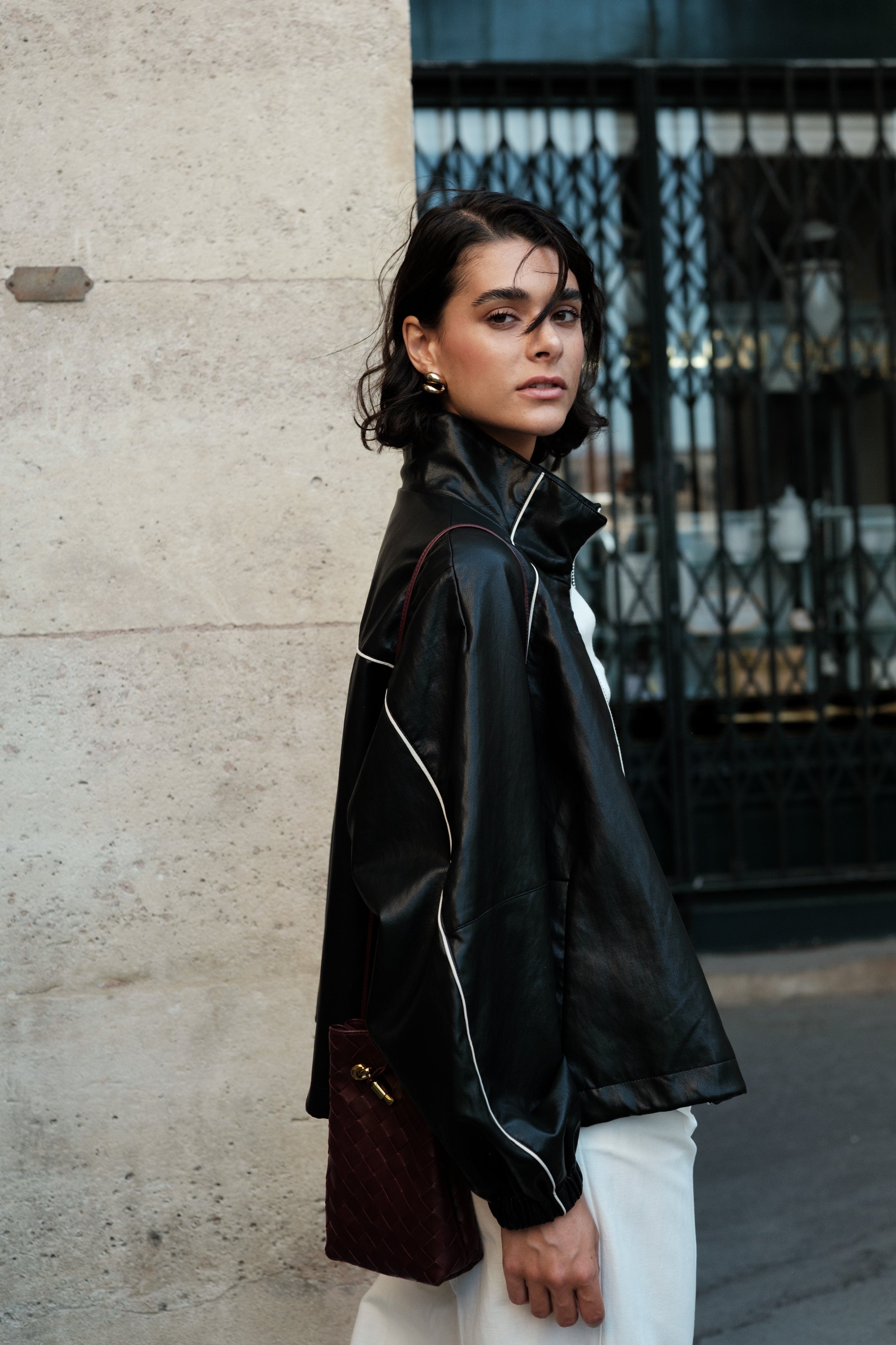 EMILIENNE blouson court similicuir col montant zippé noir femme - Escandelle Paris (profil gauche)
#couleur_noir