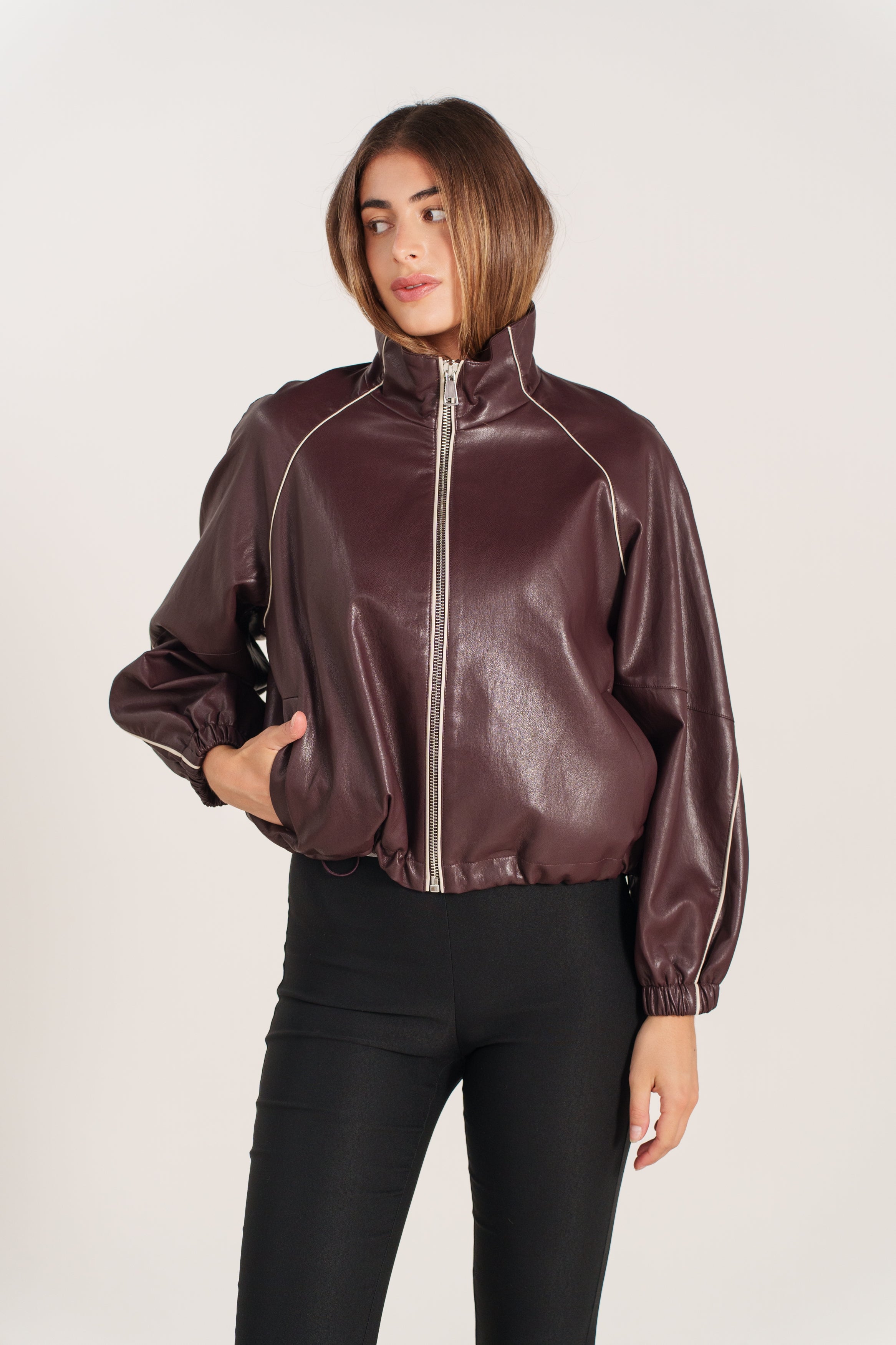 EMILIENNE blouson court similicuir col montant zippé bordeaux femme - Escandelle Paris (portrait)
#couleur_bordeaux