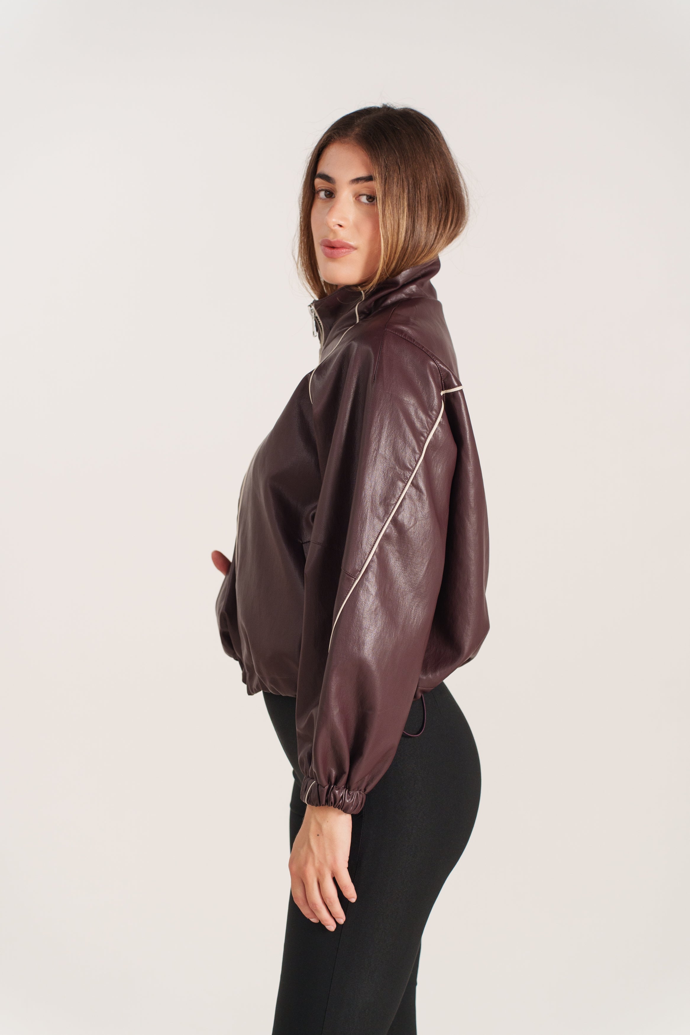 EMILIENNE blouson court similicuir col montant zippé bordeaux femme - Escandelle Paris (profil gauche)
#couleur_bordeaux