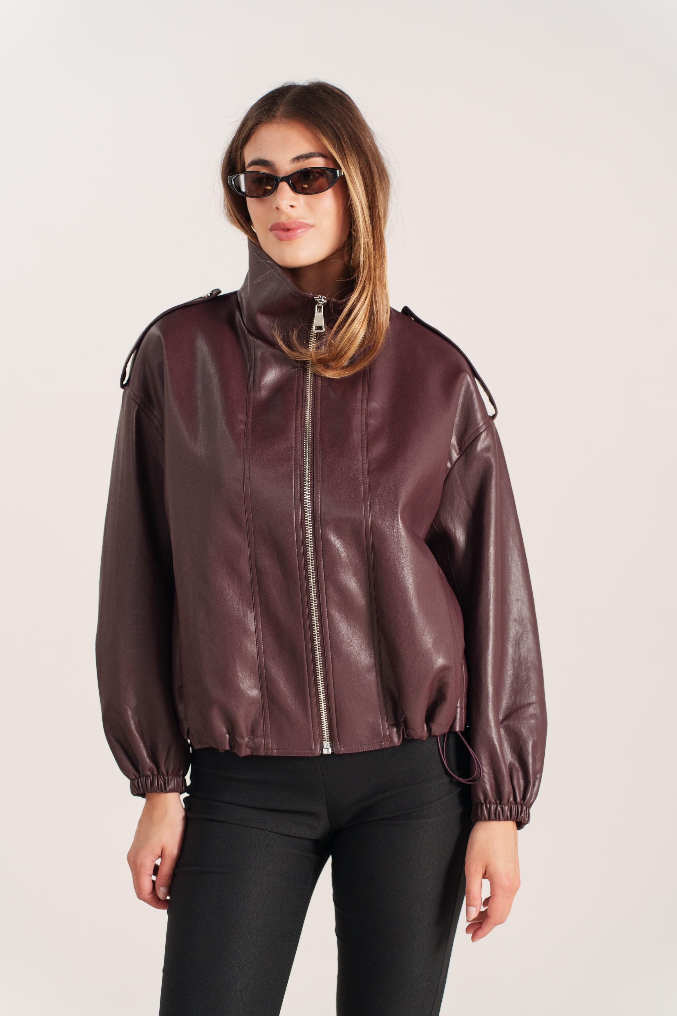 SYBILLE blouson mi-long similicuir col montant zippé lie de vin femme - Escandelle Paris (portrait)
#couleur_liedevin