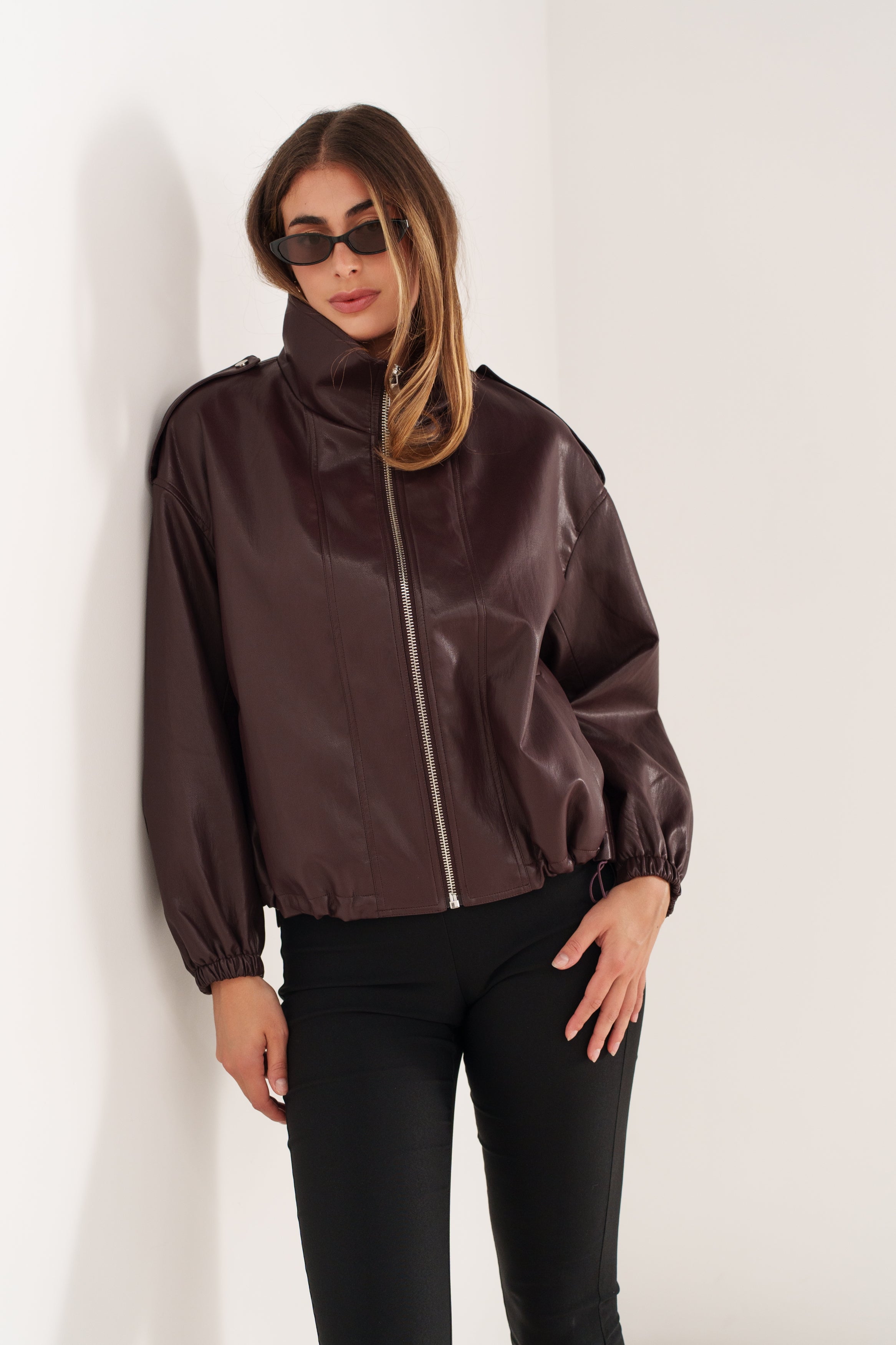 SYBILLE blouson mi-long similicuir col montant zippé lie de vin femme - Escandelle Paris (dos)
#couleur_liedevin