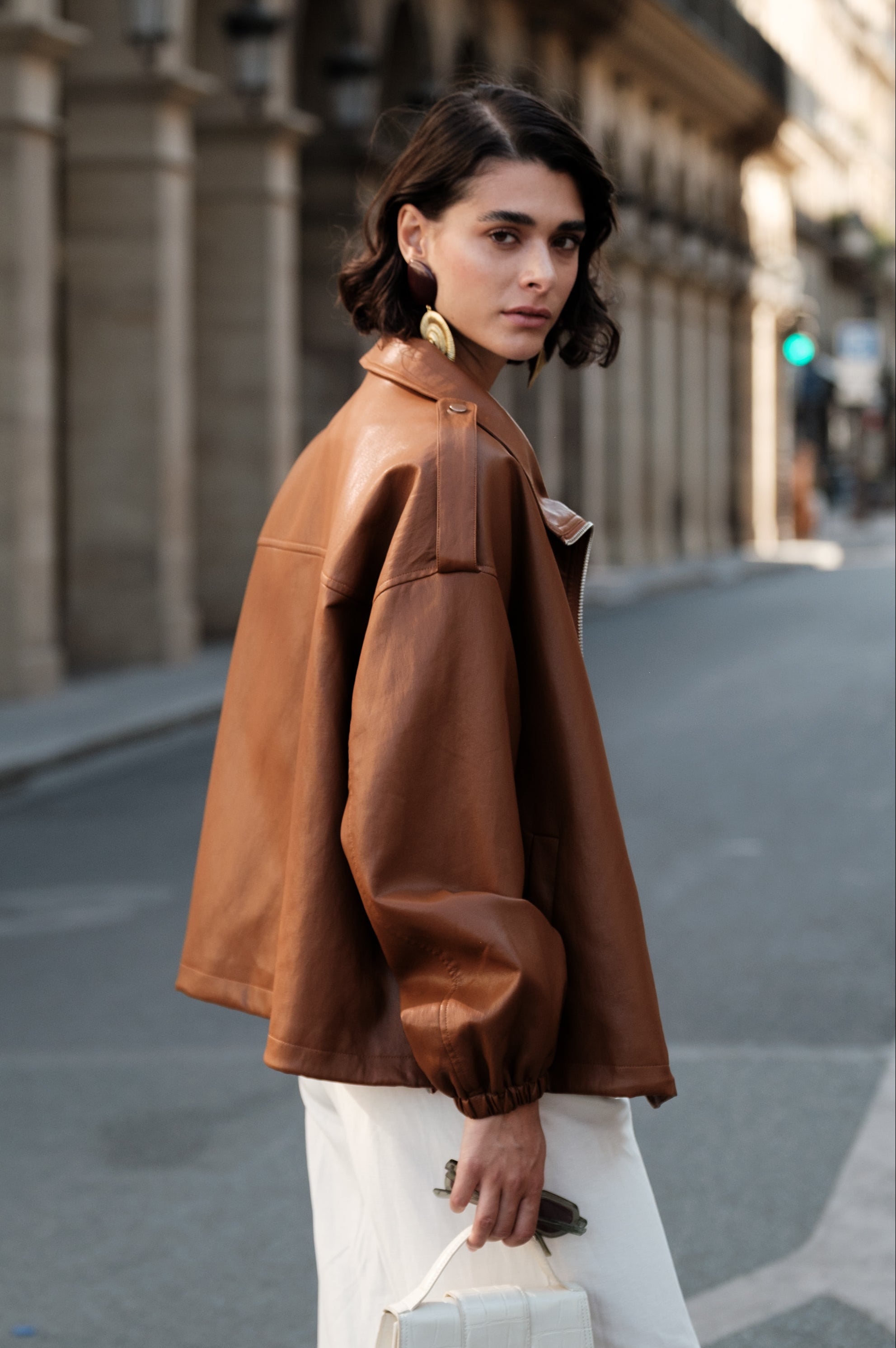 SYBILLE blouson mi-long similicuir col montant zippé camel femme - Escandelle Paris (profil gauche)
#couleur_camel