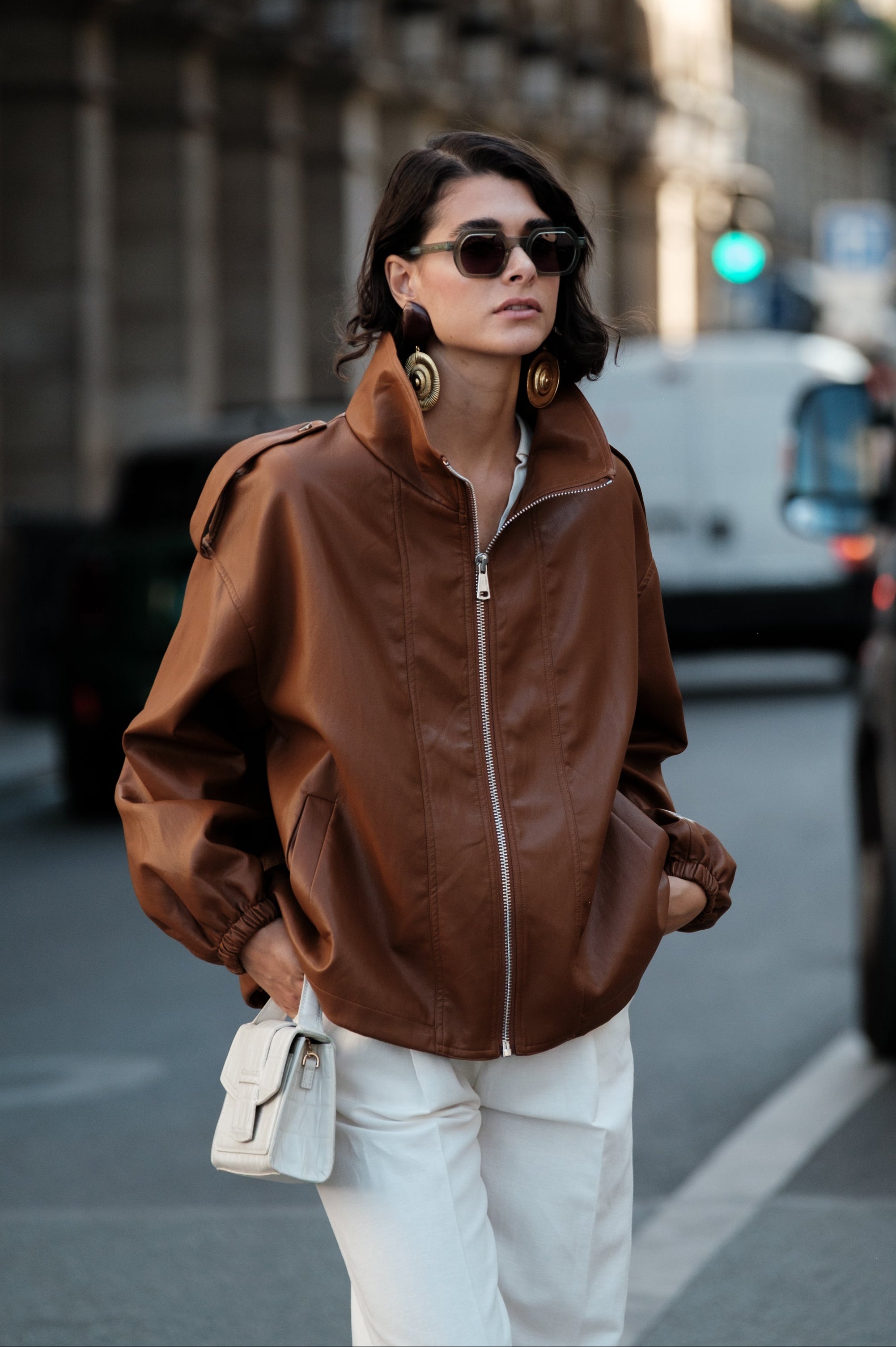 SYBILLE blouson mi-long similicuir col montant zippé camel femme - Escandelle Paris (silhouette entière)
#couleur_camel