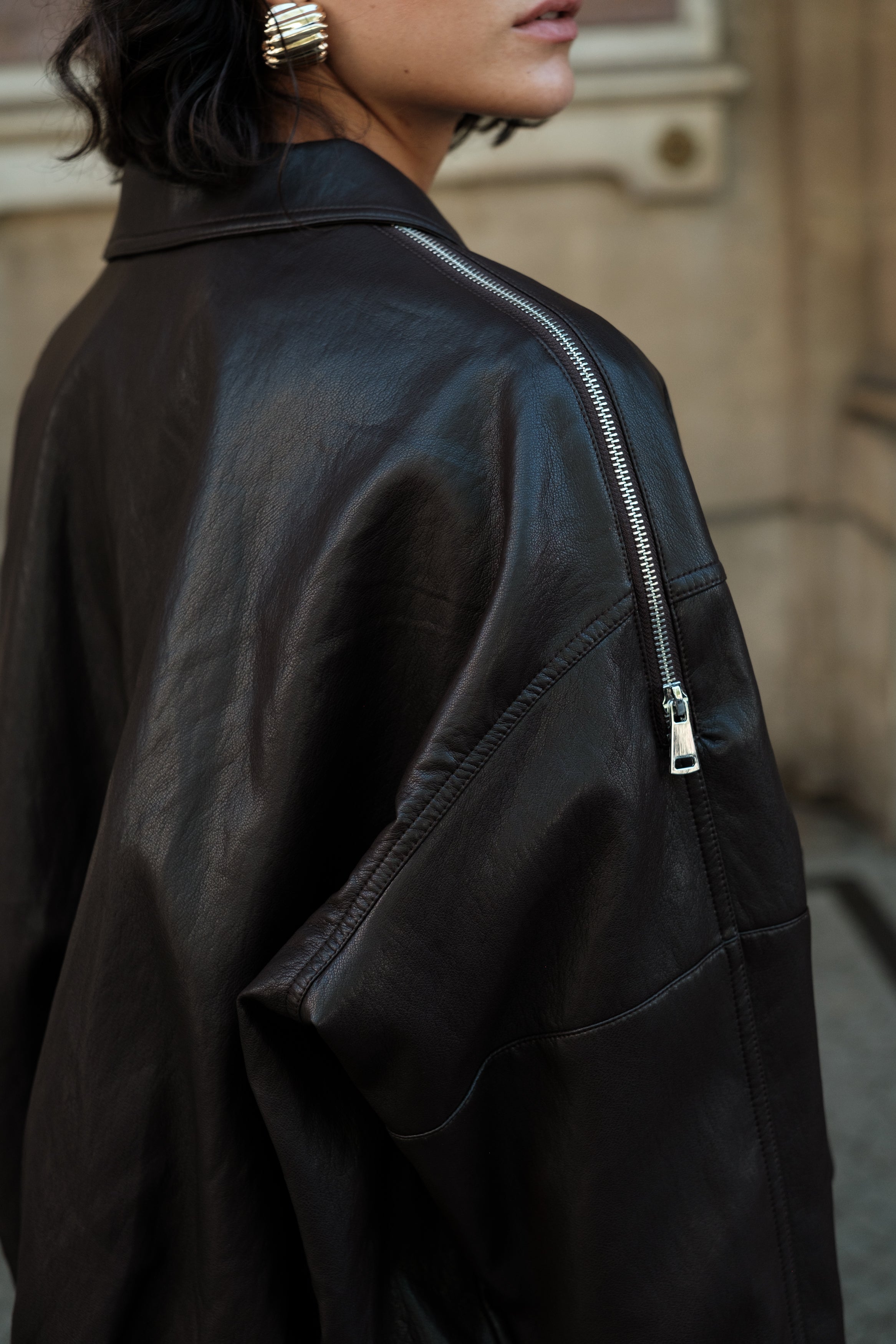 LILIANE blouson bomber similicuir col montant noir femme - Escandelle Paris (gros plan détails matière)
#couleur_noir