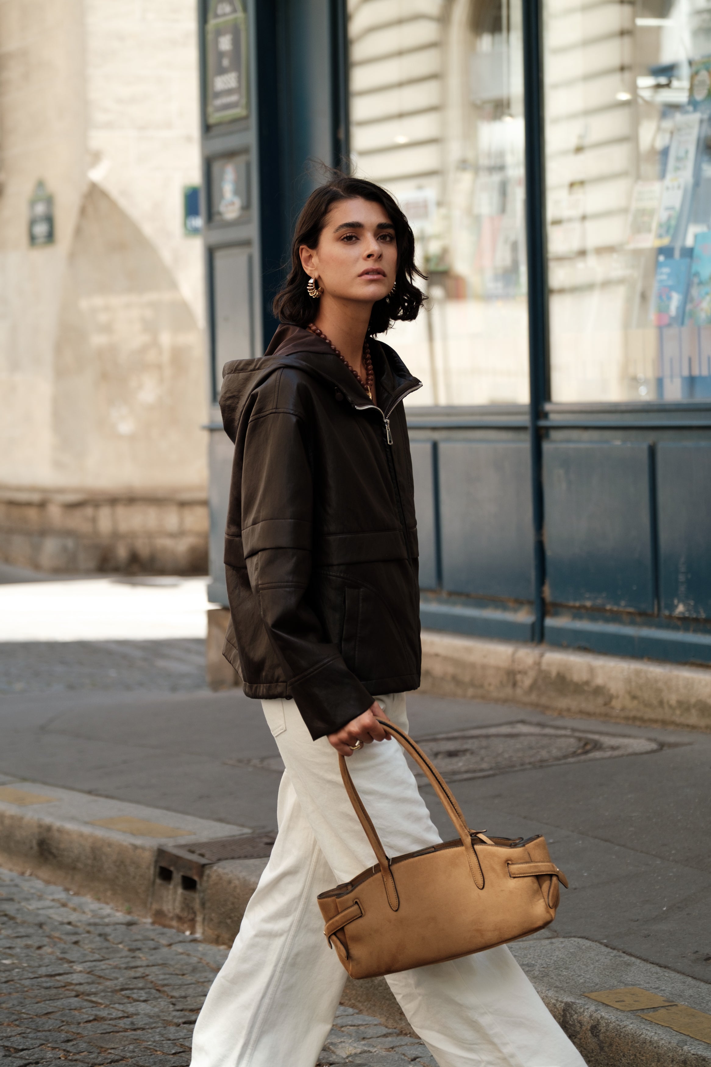 MARCELINE blouson court similicuir capuche zippé lien serrage choco femme - Escandelle Paris (profil gauche)
#couleur_choco